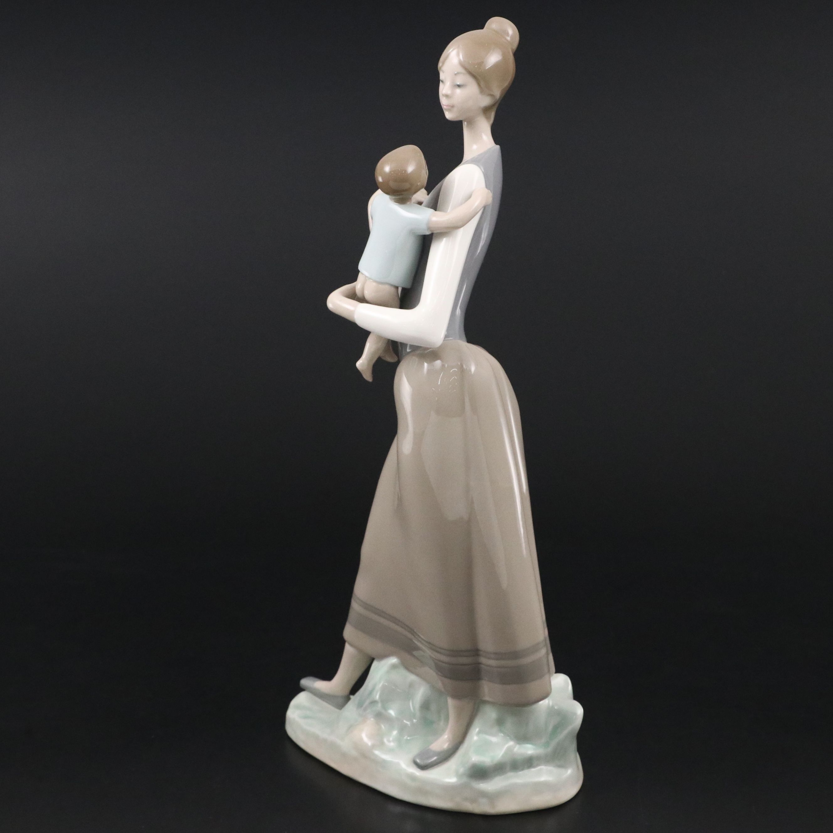 Lladró "Mother and Child" Porcelain Figure