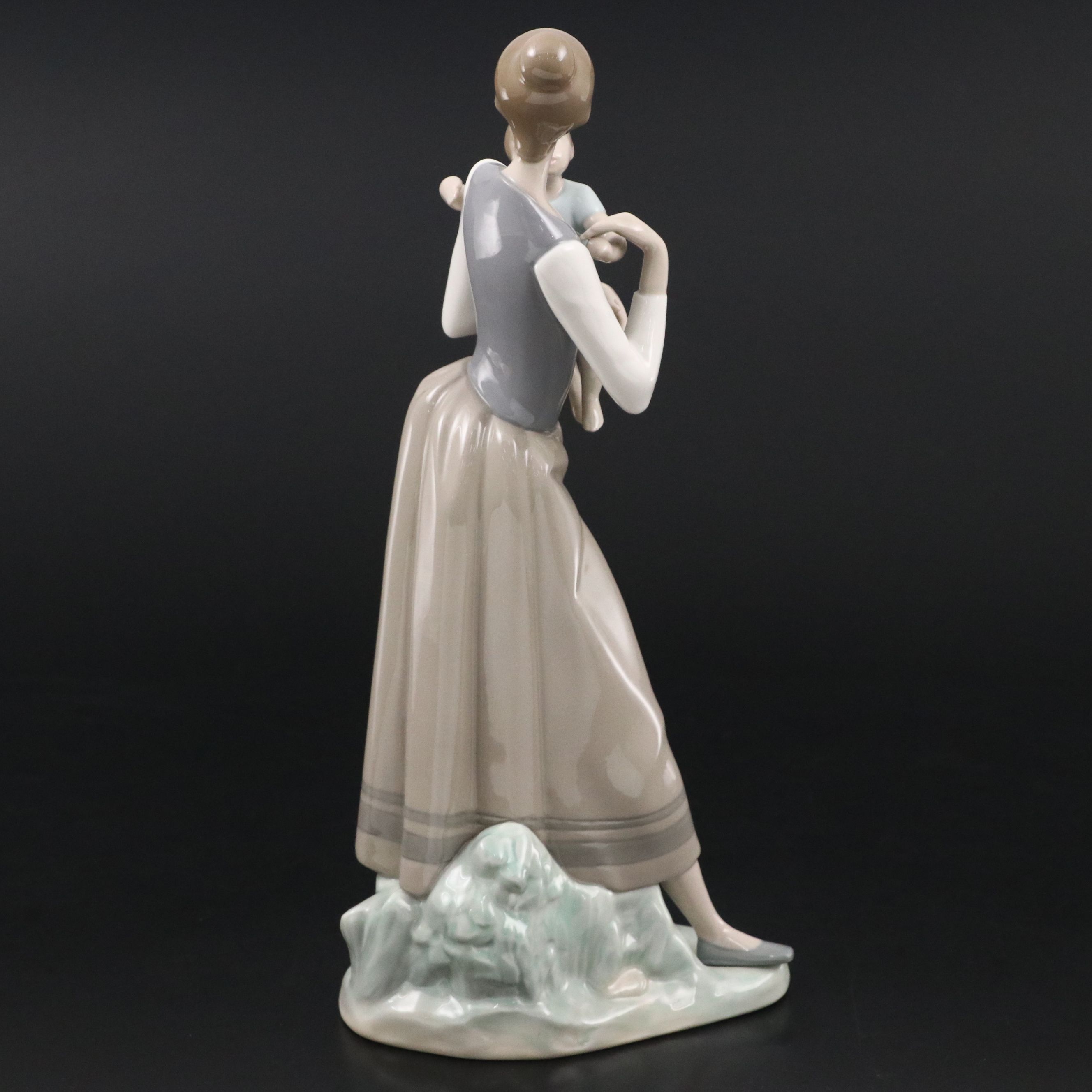 Lladró "Mother and Child" Porcelain Figure