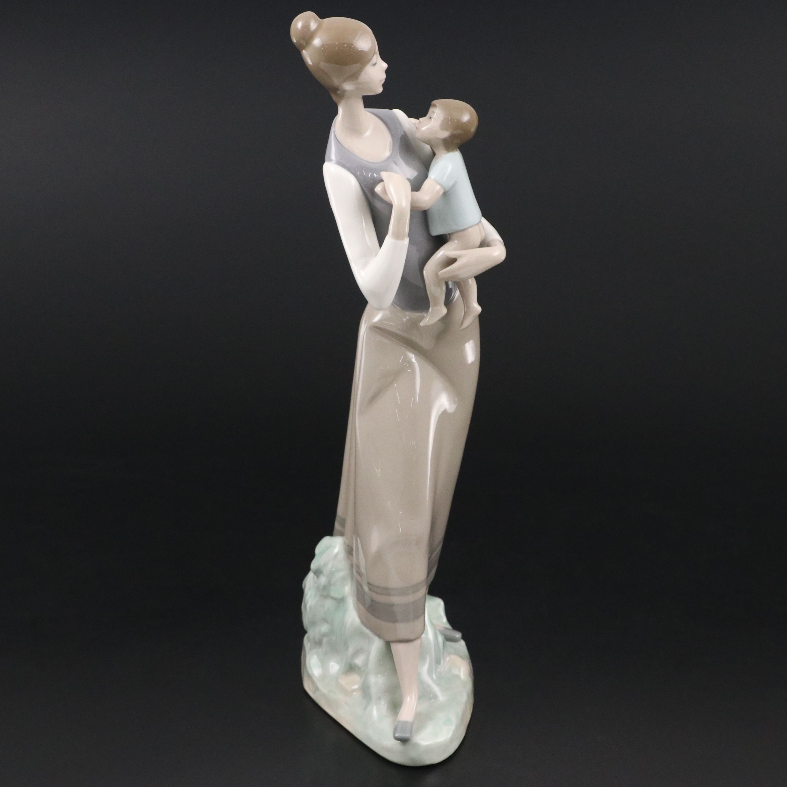 Lladró "Mother and Child" Porcelain Figure