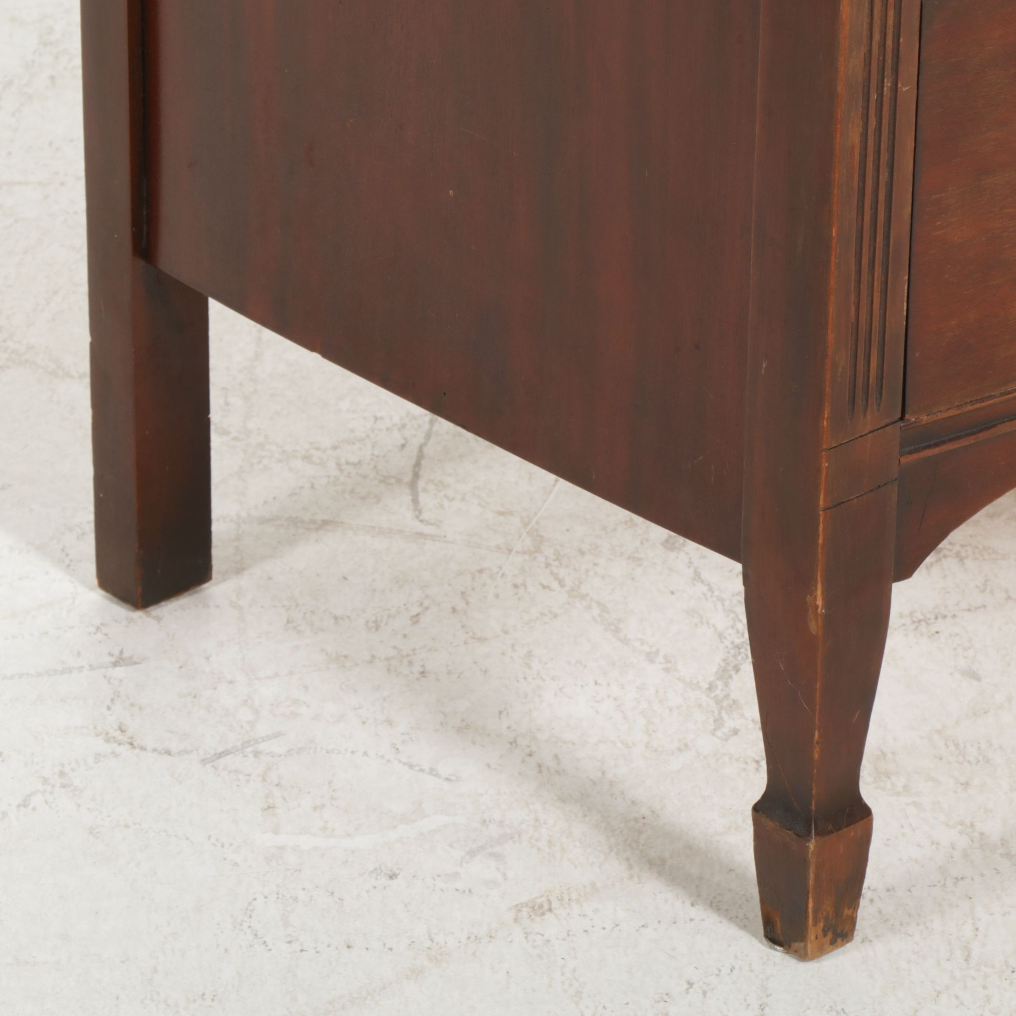 Hepplewhite Style Mahogany Bow Front Chest of Drawers, Early to Mid-20th Century