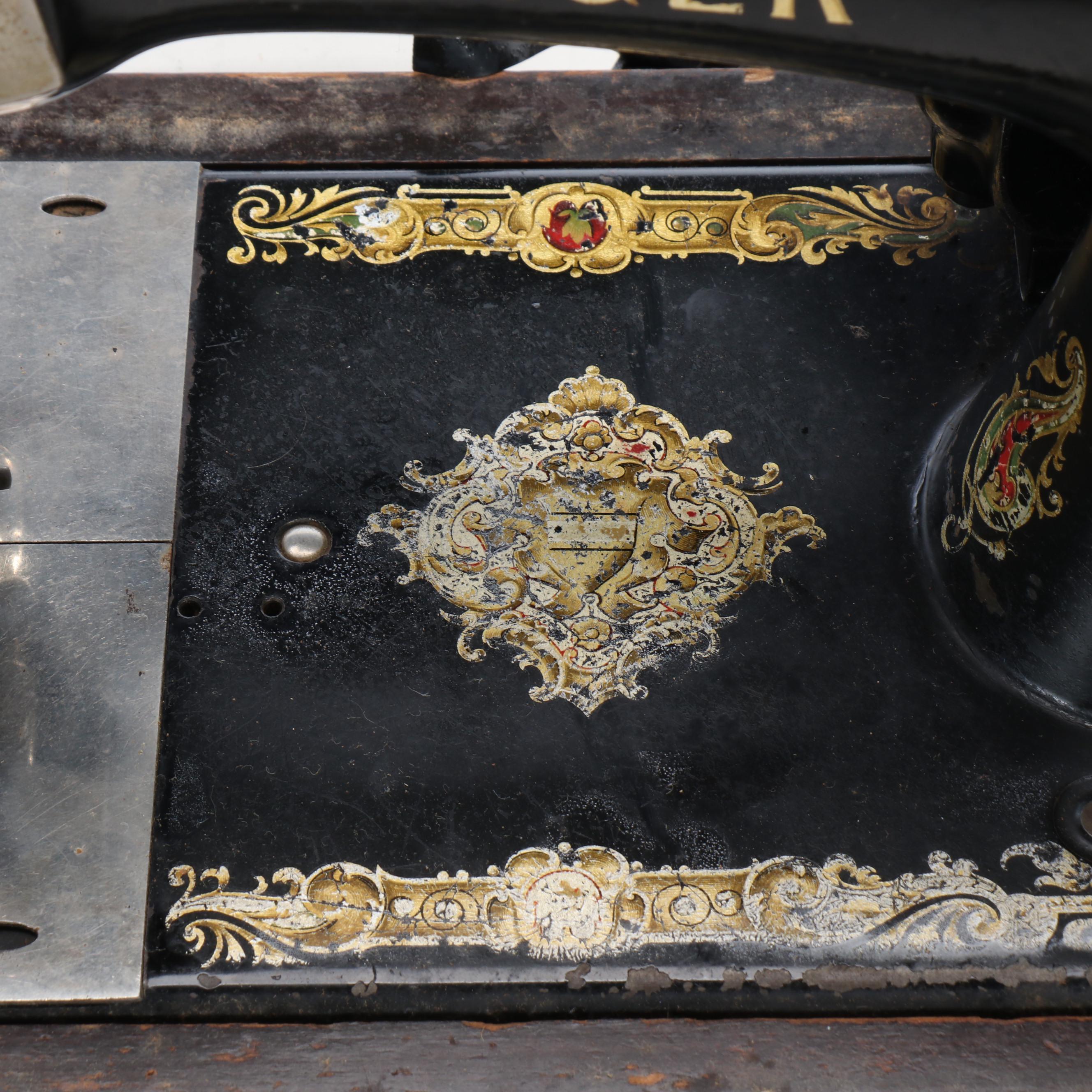 Singer 128K Hand Crank Sewing Machine in Wood Case