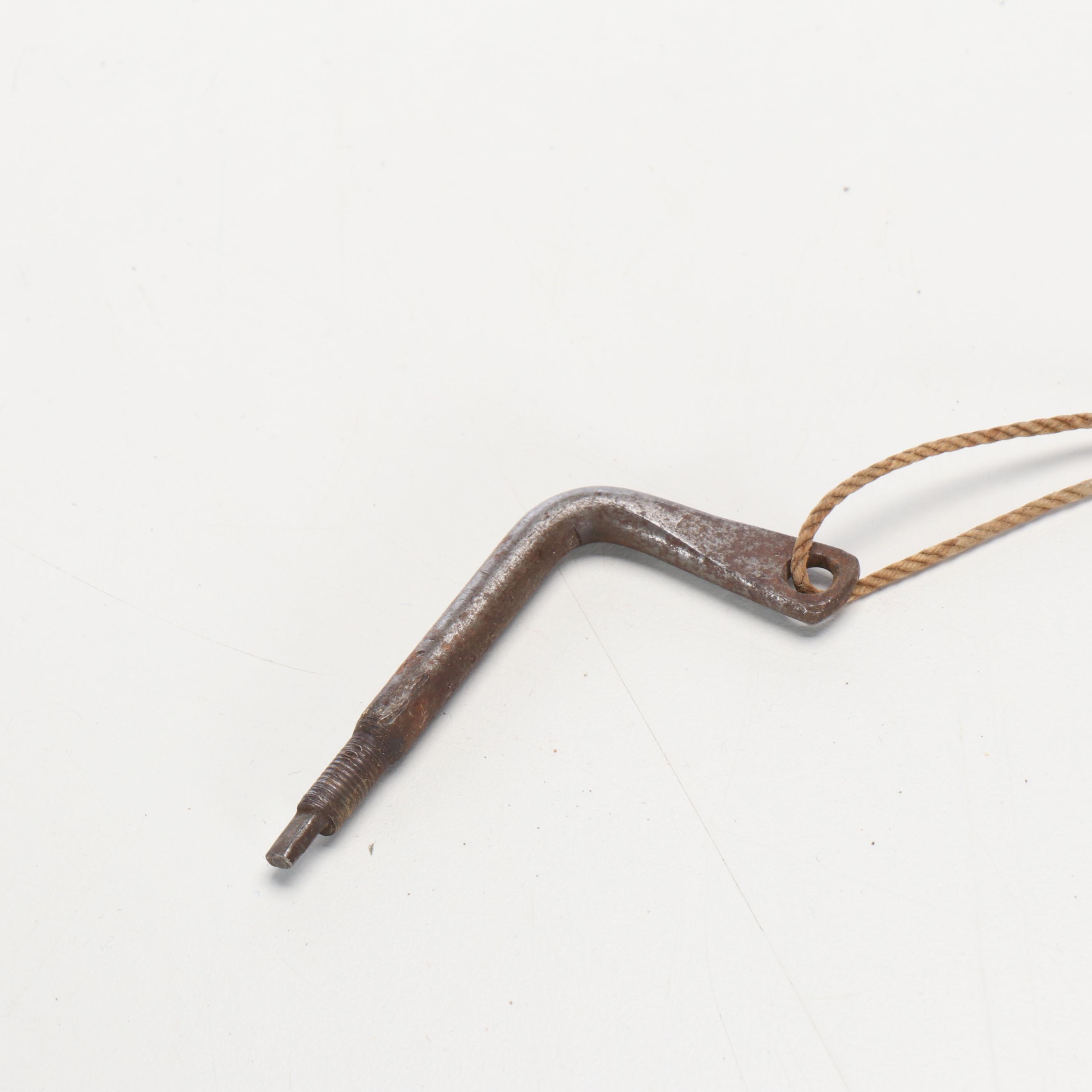 Singer 128K Hand Crank Sewing Machine in Wood Case