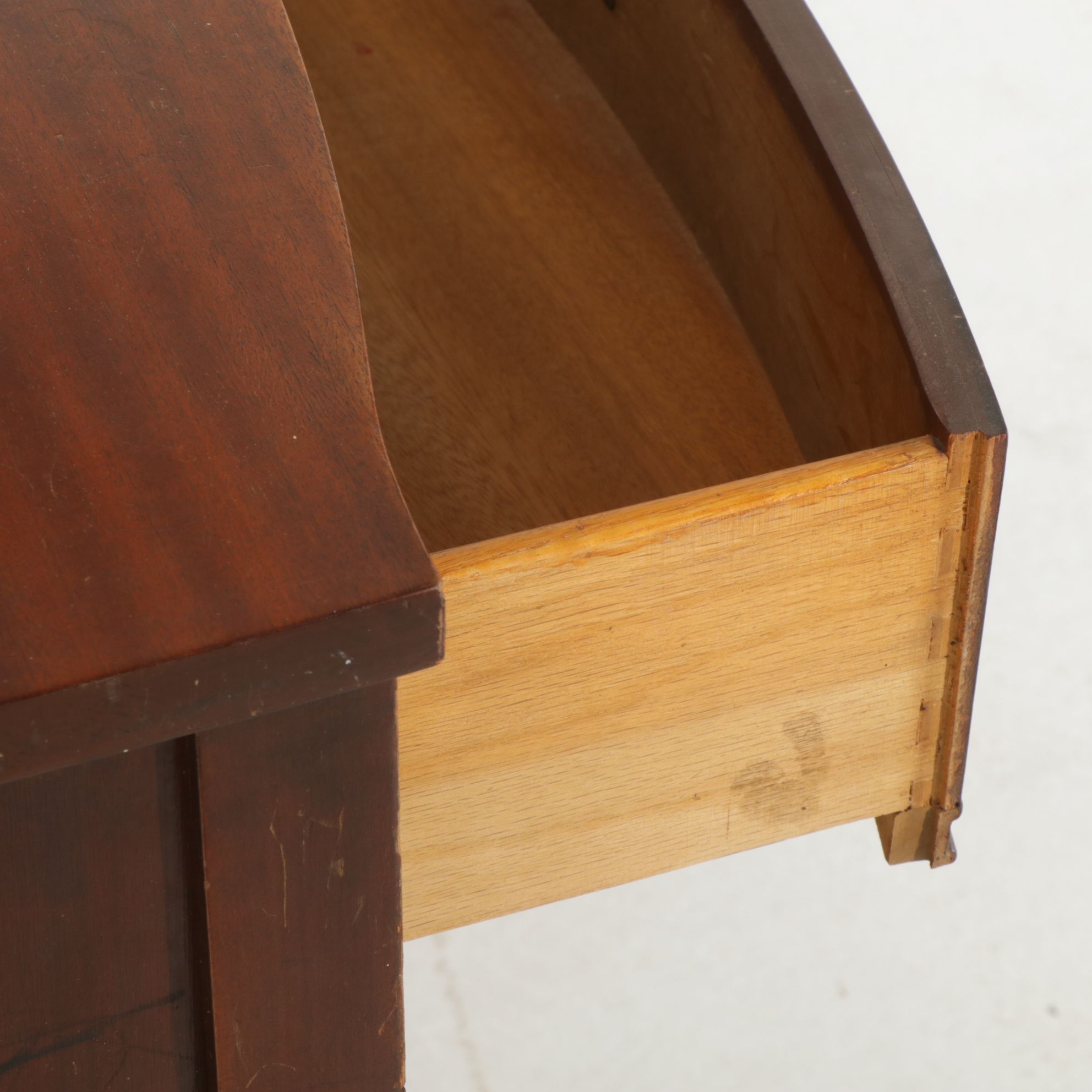 Dixie Hepplewhite Style Mahogany Dresser and Mirror, Early to Mid-20th Century