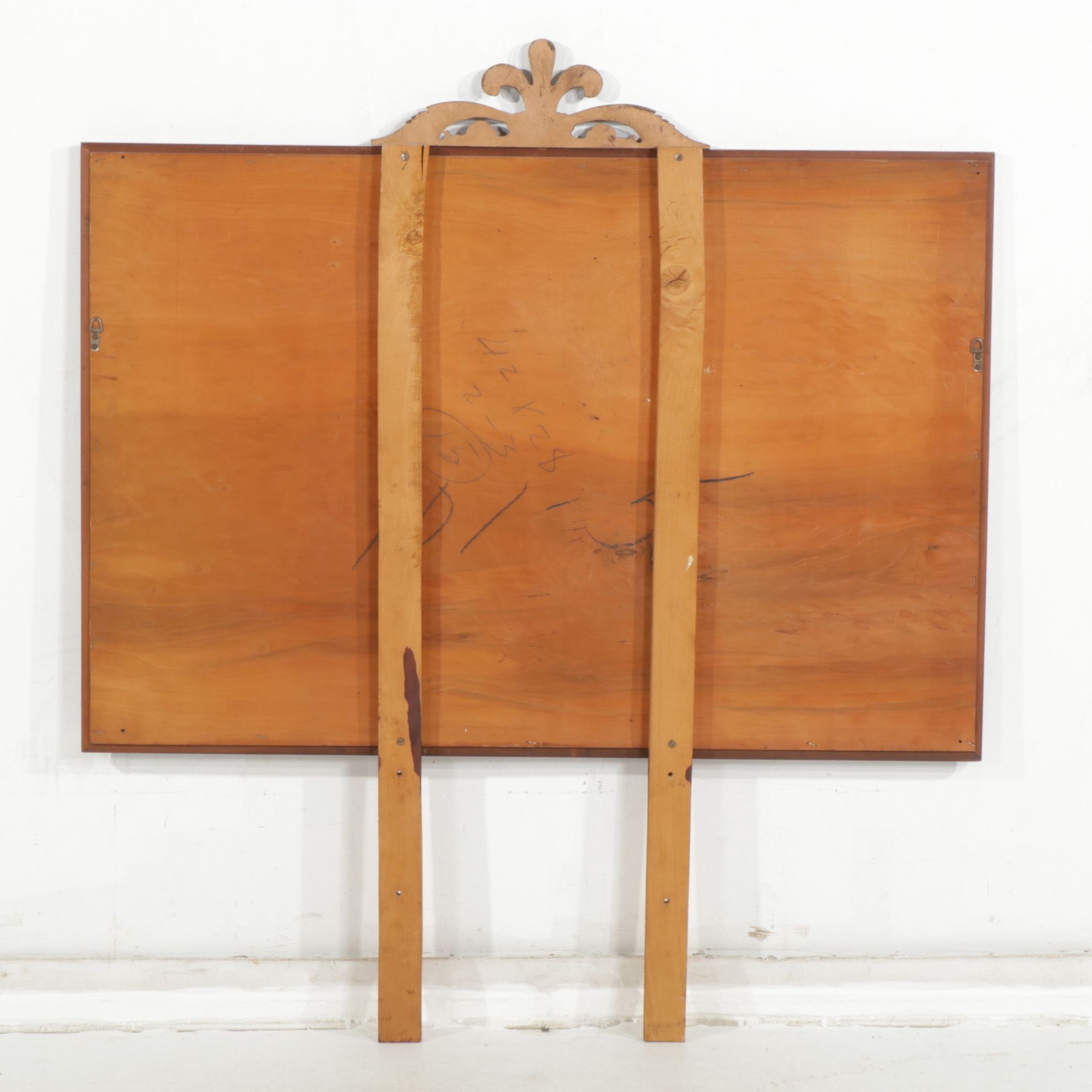 Dixie Hepplewhite Style Mahogany Dresser and Mirror, Early to Mid-20th Century