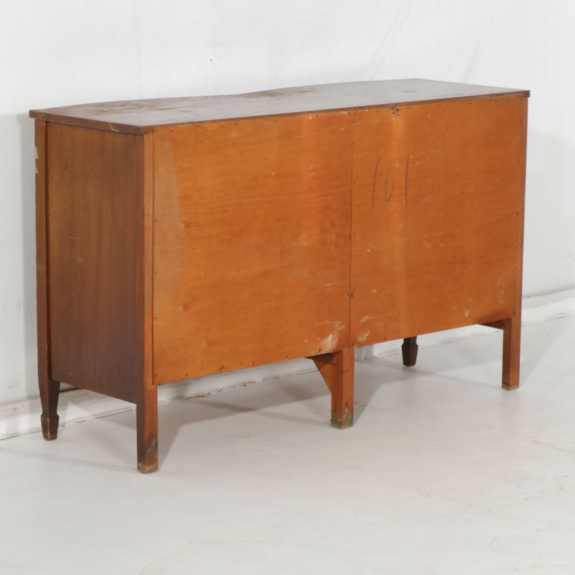 Dixie Hepplewhite Style Mahogany Dresser and Mirror, Early to Mid-20th Century