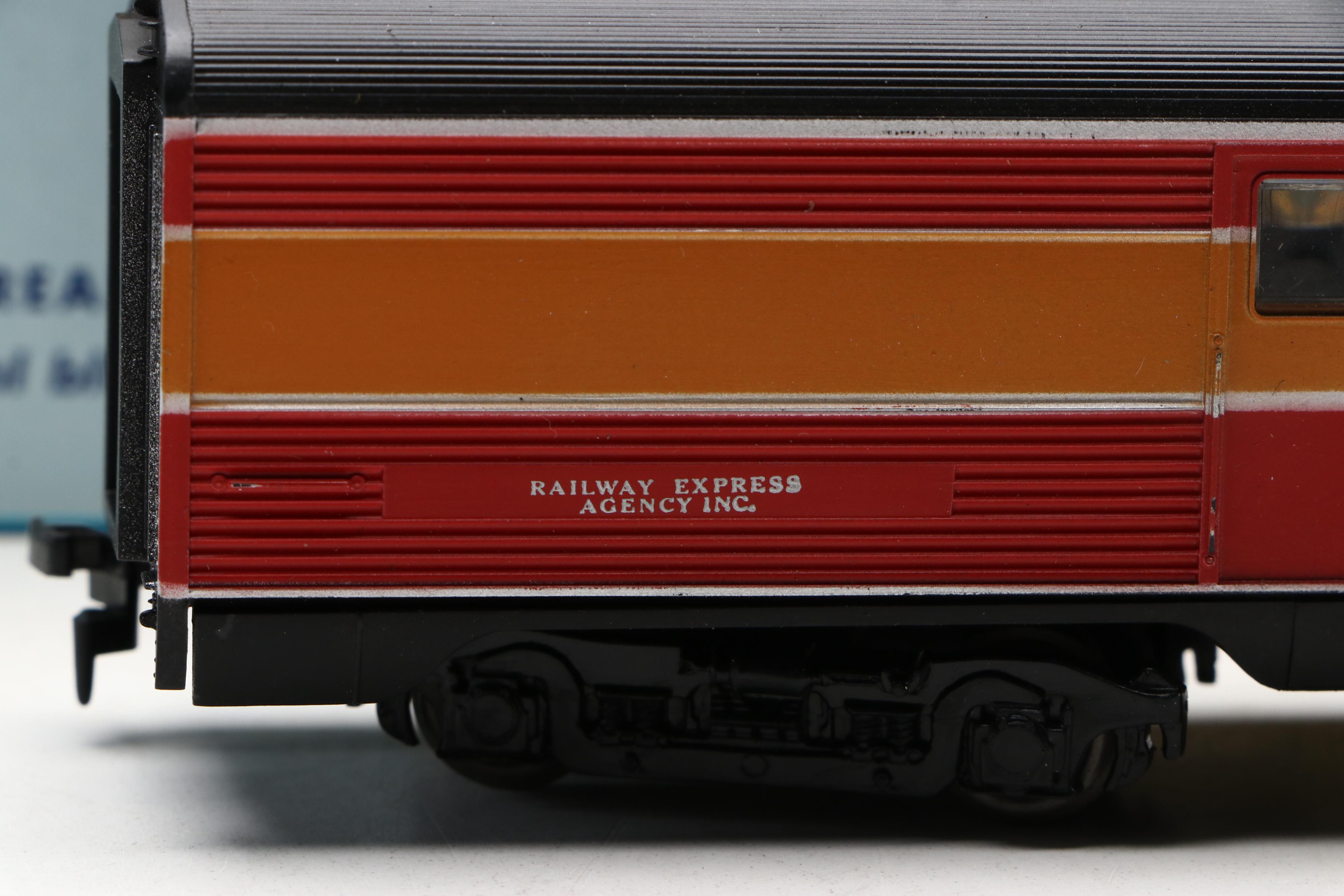 Athearn HO Scale Southern Pacific Diesel Locomotives with Passenger Cars