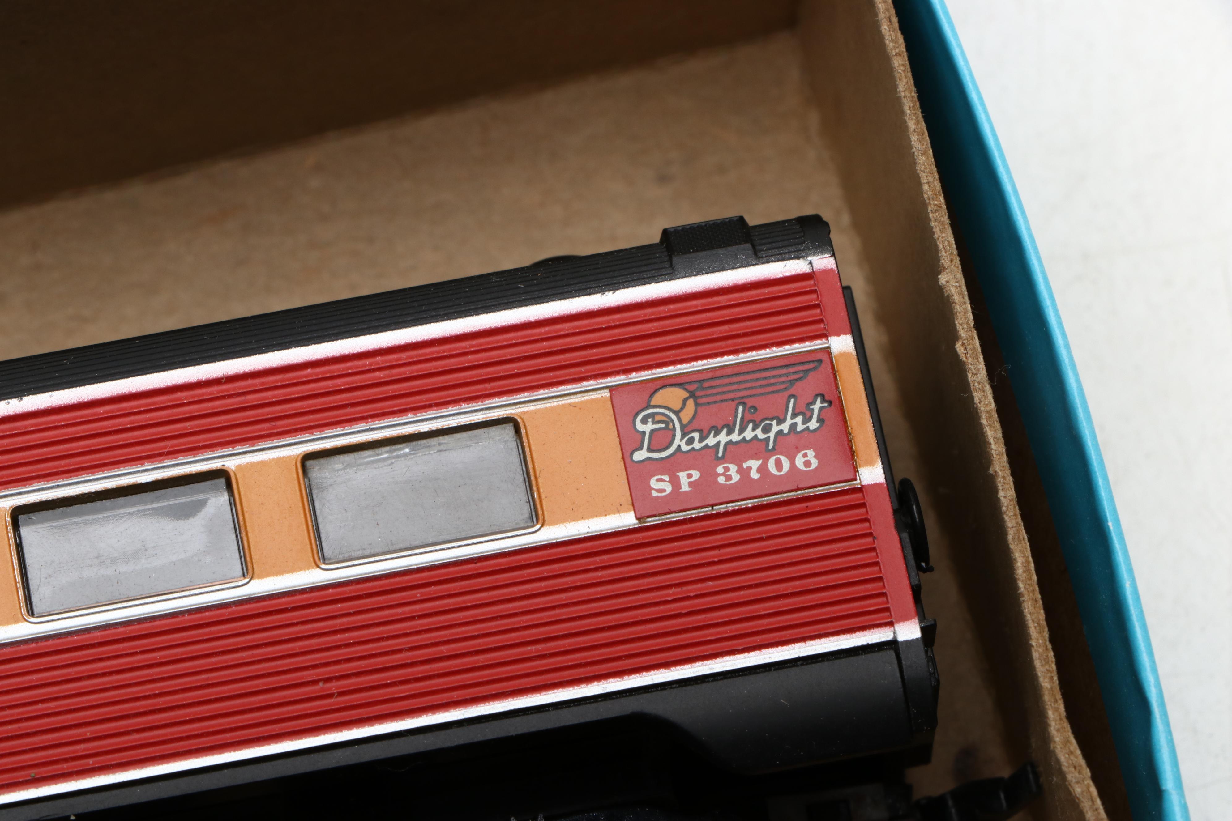 Athearn HO Scale Southern Pacific Diesel Locomotives with Passenger Cars