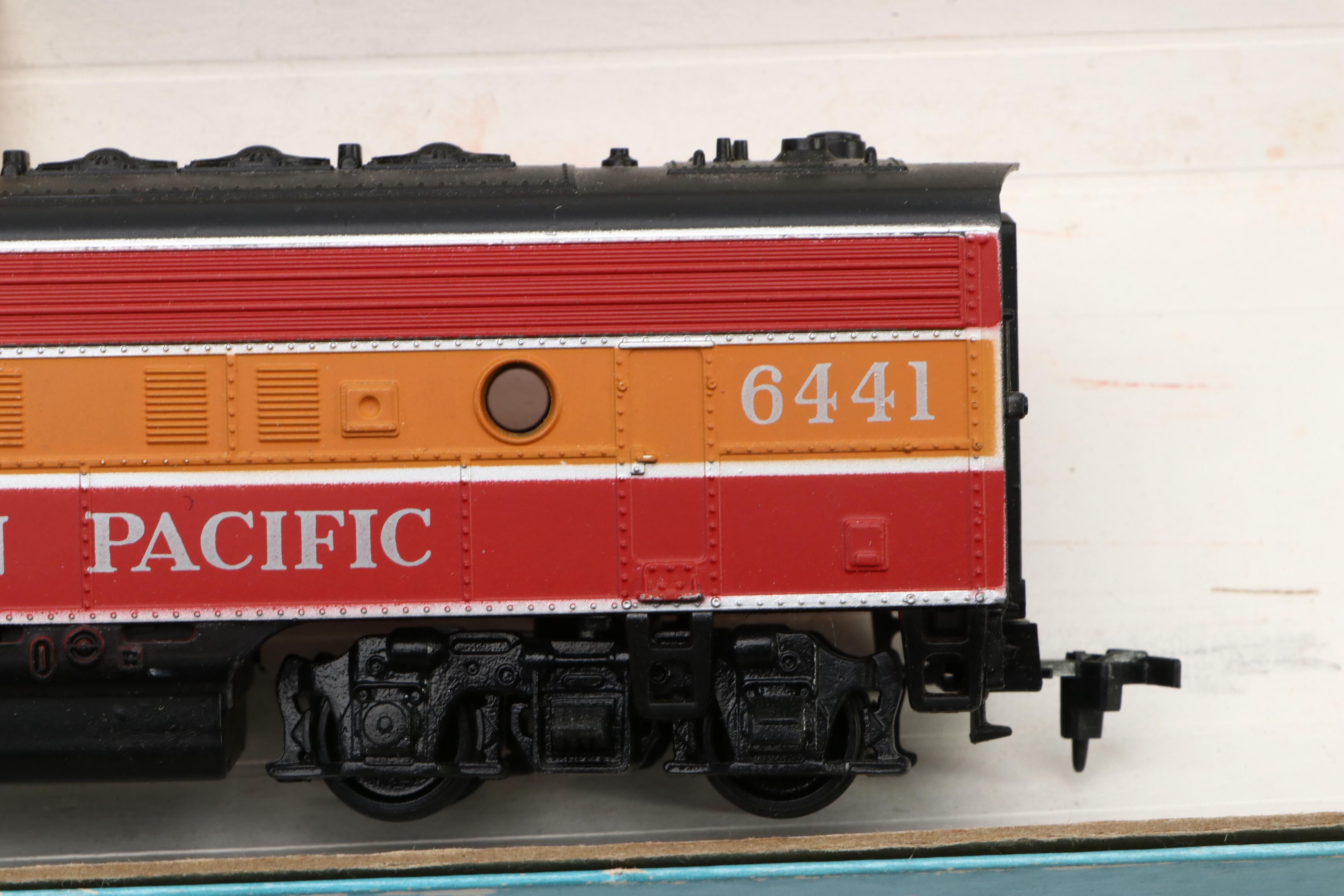 Athearn HO Scale Southern Pacific Diesel Locomotives with Passenger Cars