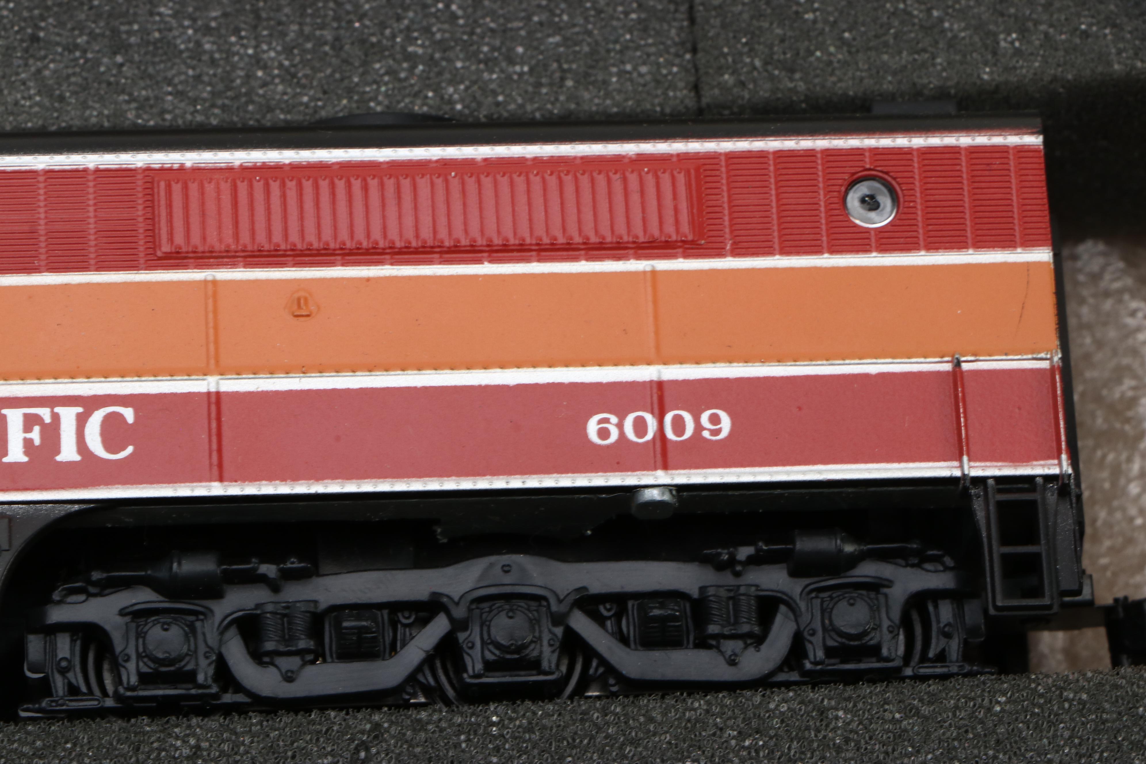 Athearn HO Scale Southern Pacific Diesel Locomotives with Passenger Cars