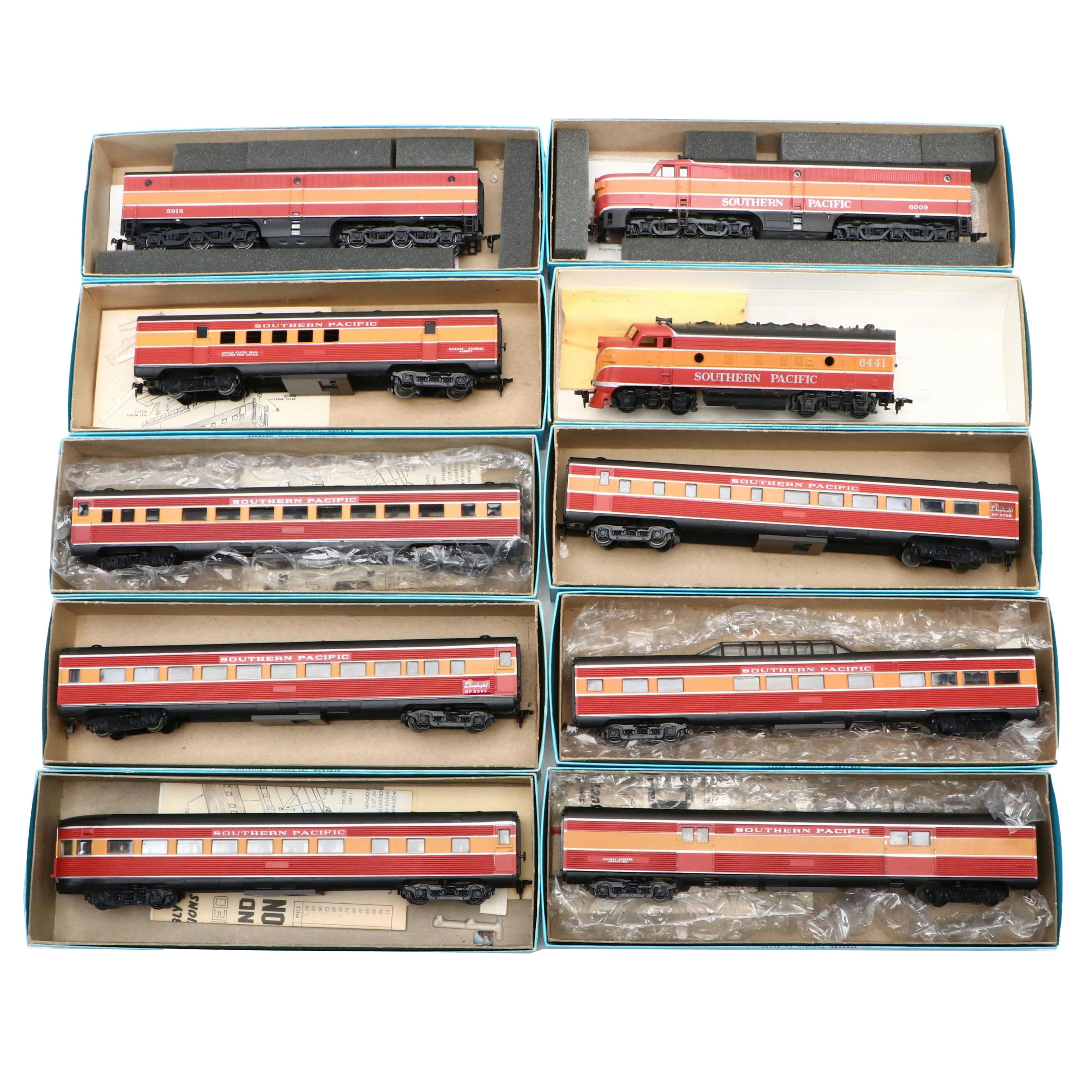 Athearn HO Scale Southern Pacific Diesel Locomotives with Passenger Cars