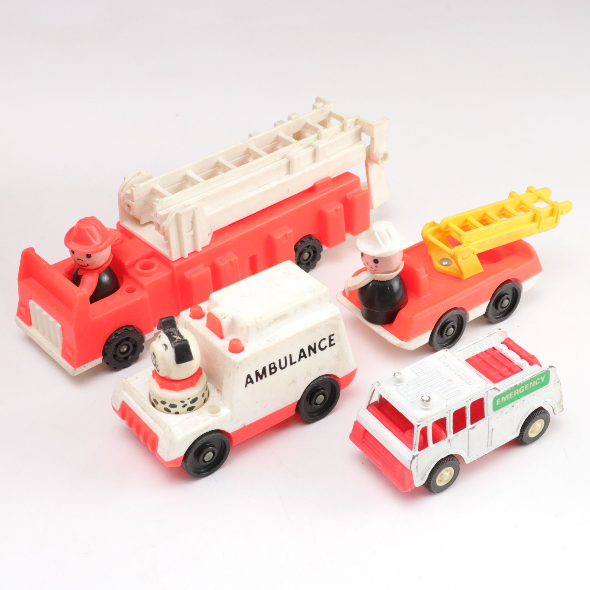 Fisher-Price Chatter Telephone with Farmhouse & Fire Station Play Sets