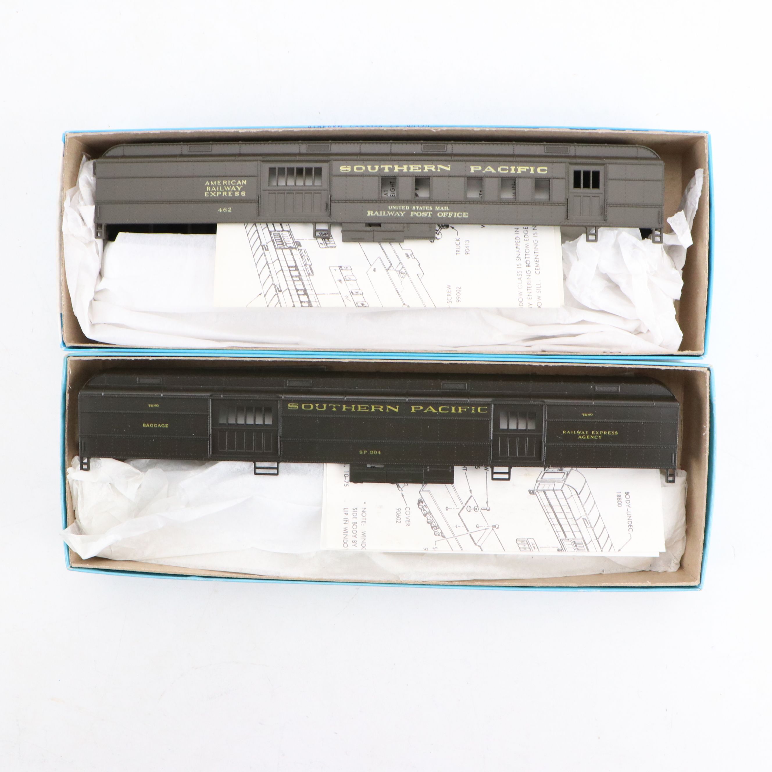 Athearn HO Scale Southern Pacific Locomotive with Other Caboose and Box Cars