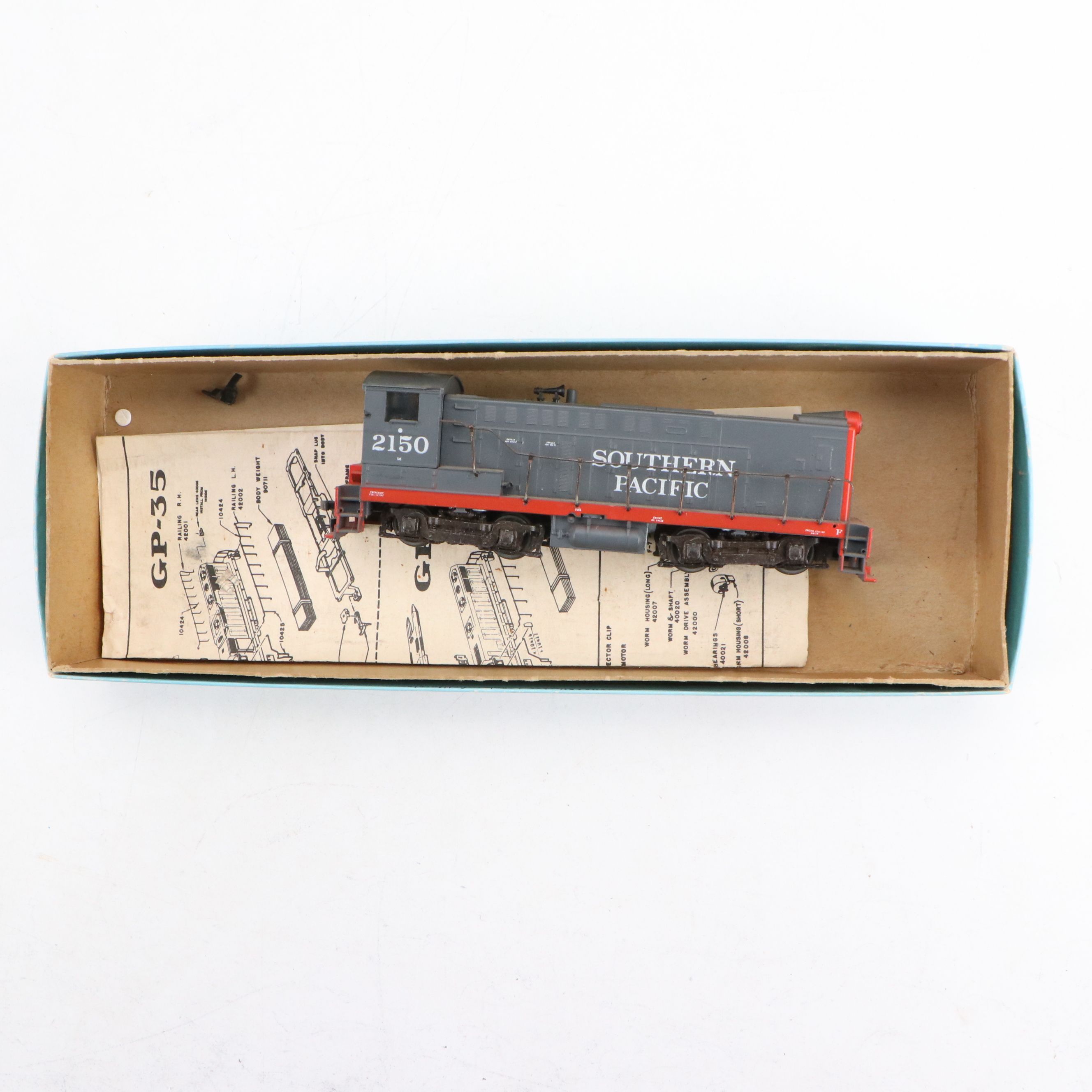 Athearn HO Scale Southern Pacific Locomotive with Other Caboose and Box Cars