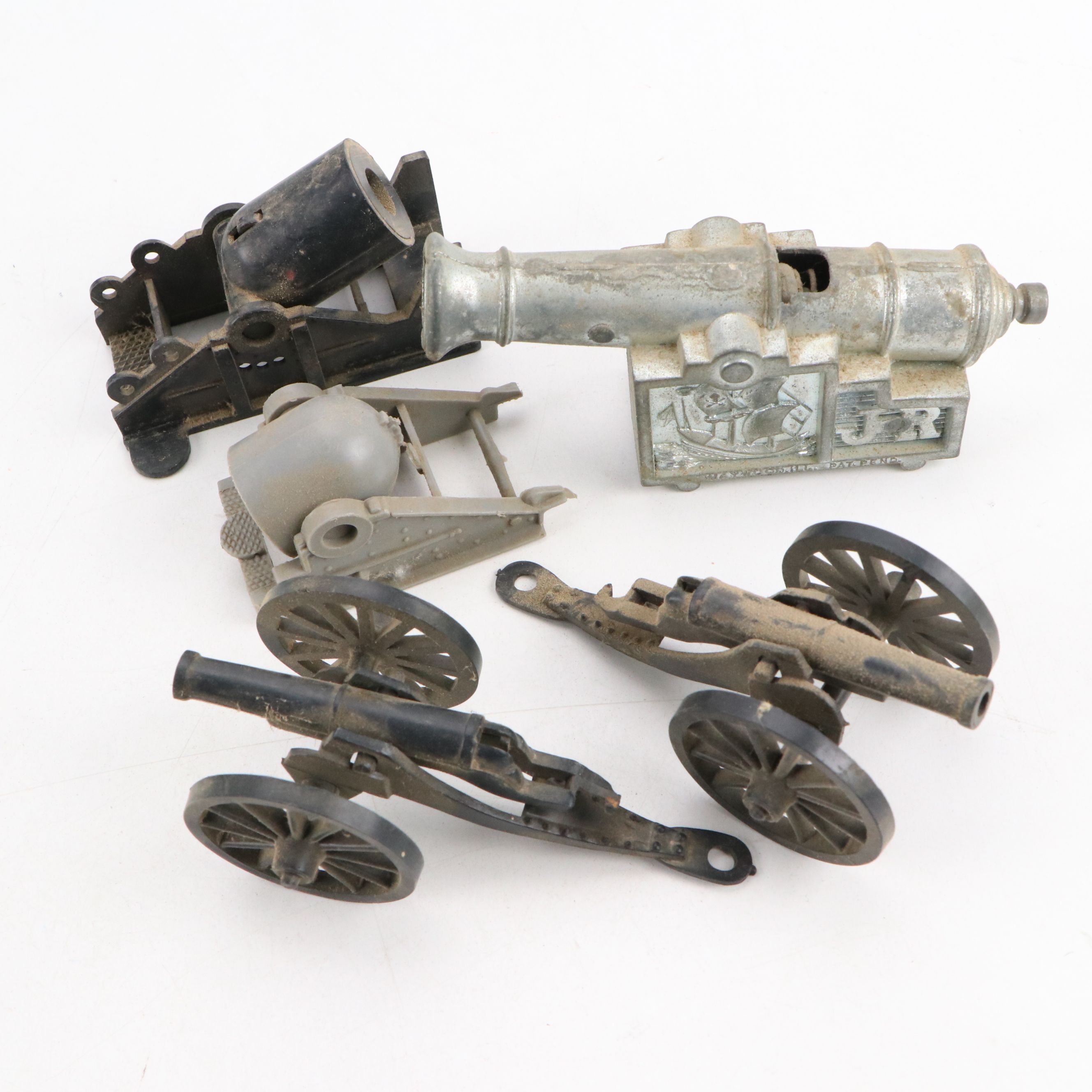 Athearn Southern Pacific Locomotives with Boxcars and Mini Callen Pirate Cannon