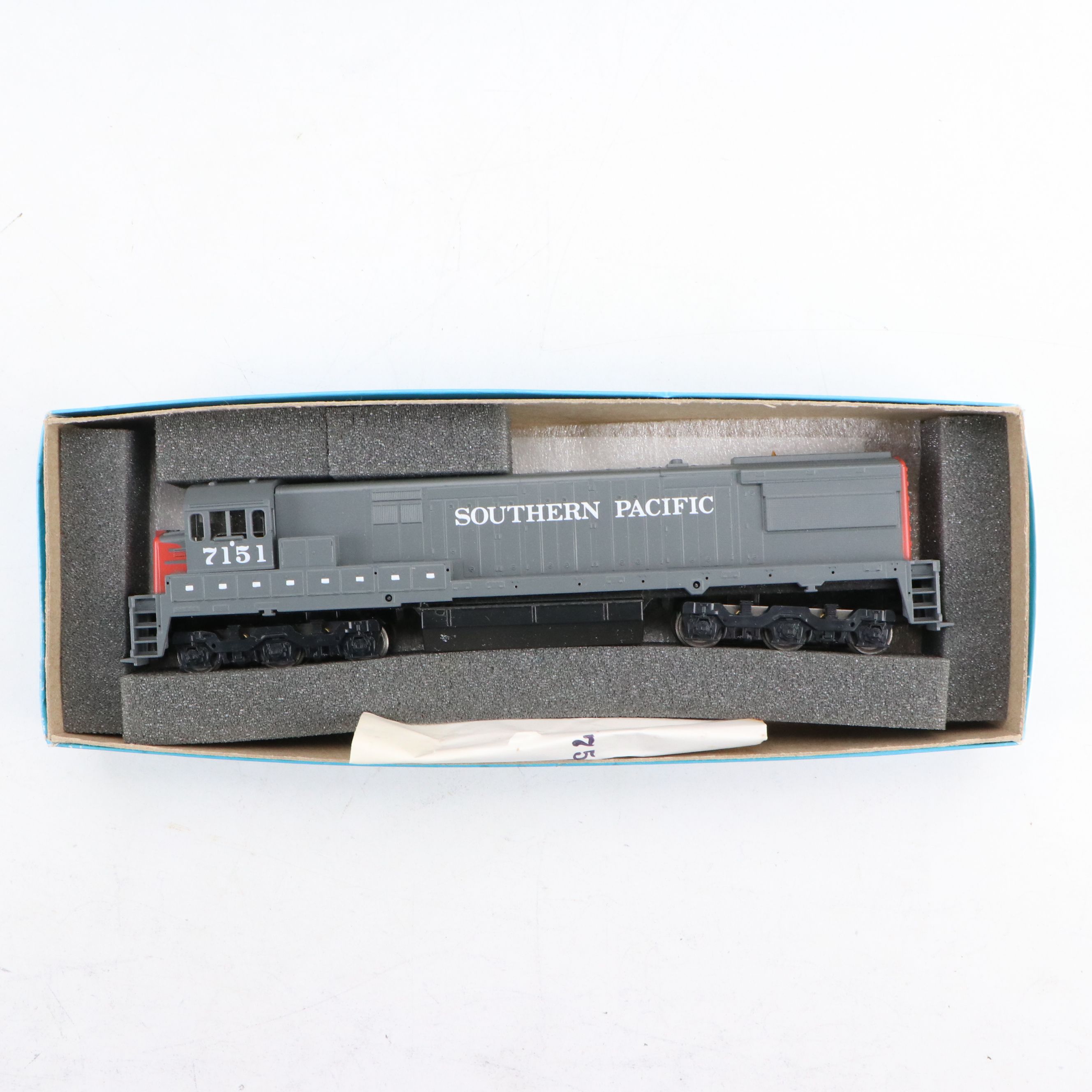 Athearn Southern Pacific Locomotives with Boxcars and Mini Callen Pirate Cannon