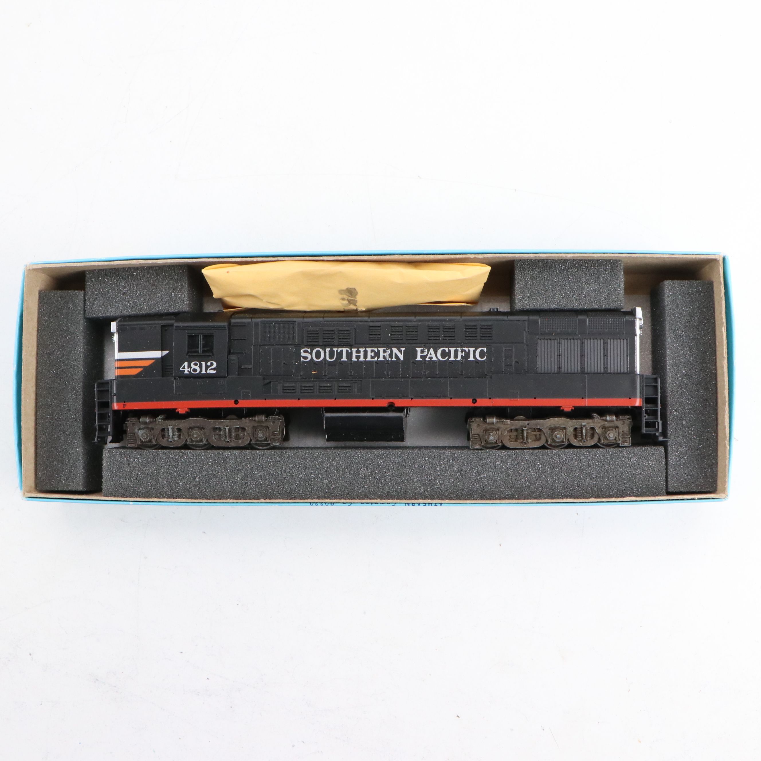 Athearn Southern Pacific Locomotives with Boxcars and Mini Callen Pirate Cannon