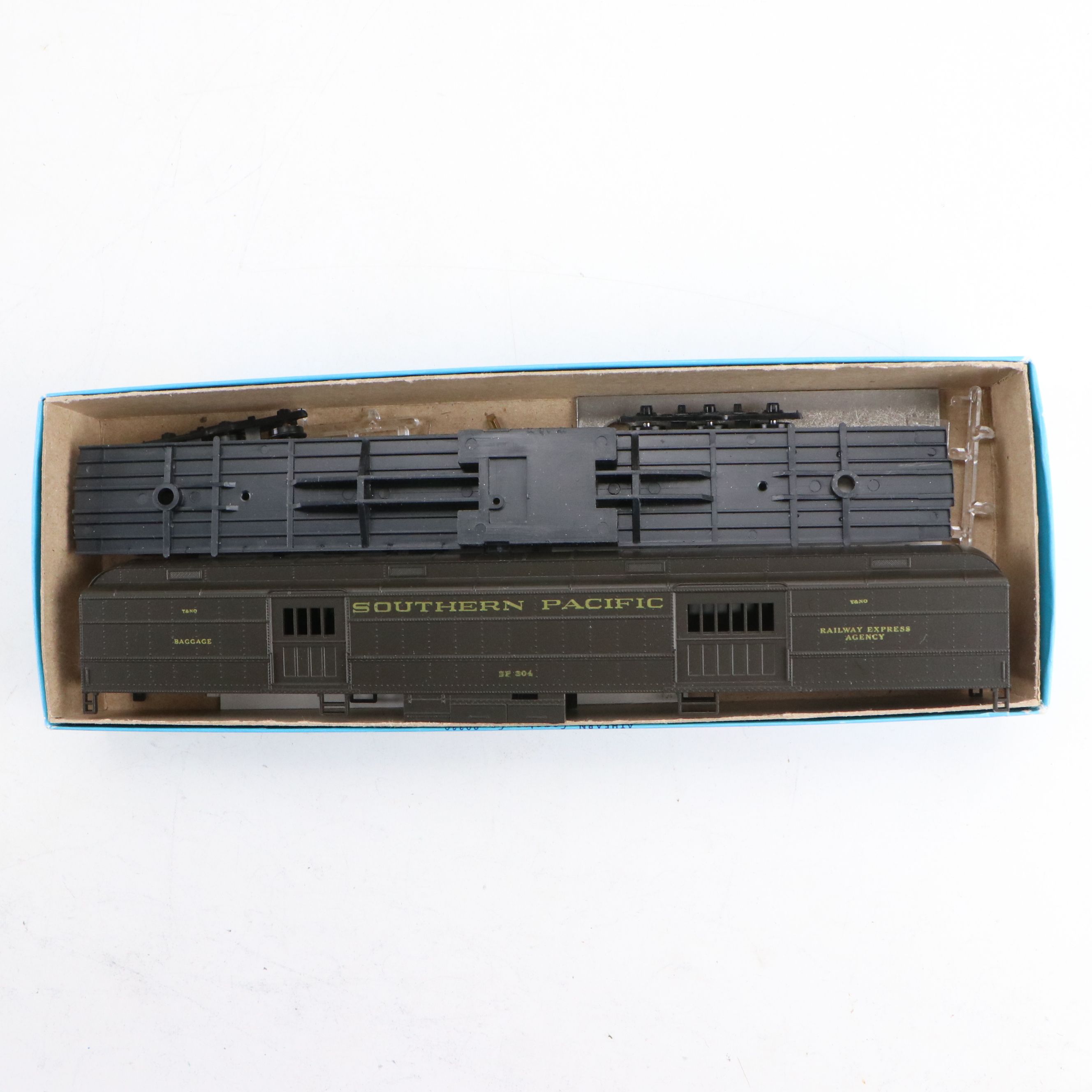 Athearn Southern Pacific Locomotives with Boxcars and Mini Callen Pirate Cannon