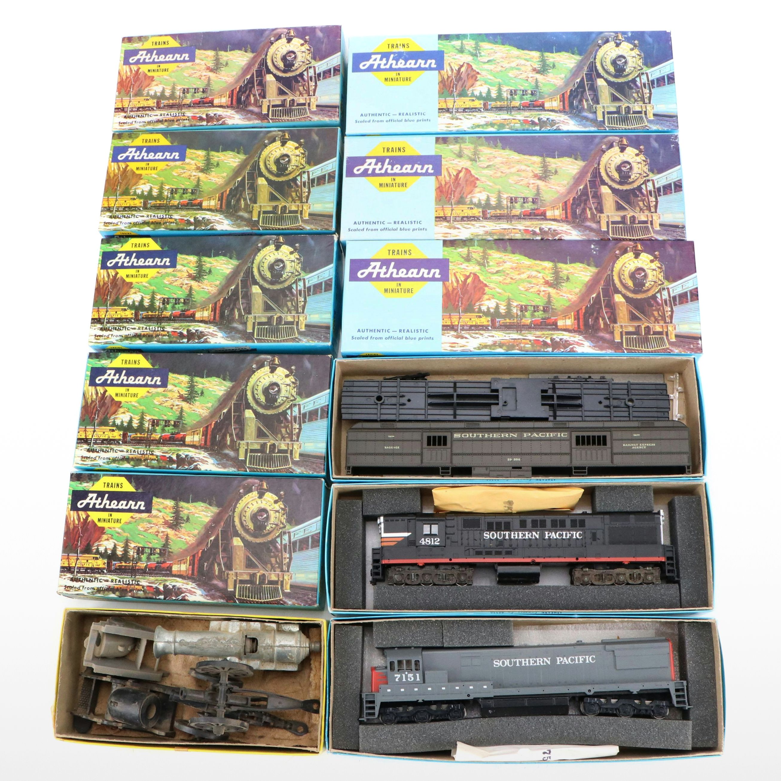 Athearn Southern Pacific Locomotives with Boxcars and Mini Callen Pirate Cannon