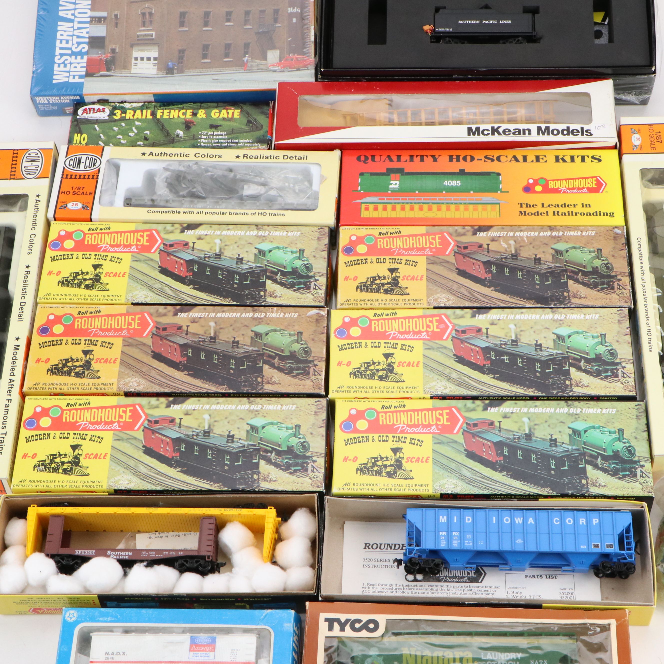 Spectrum  HO Scale Southern Pacific Steam Locomotive with Other Model Trains