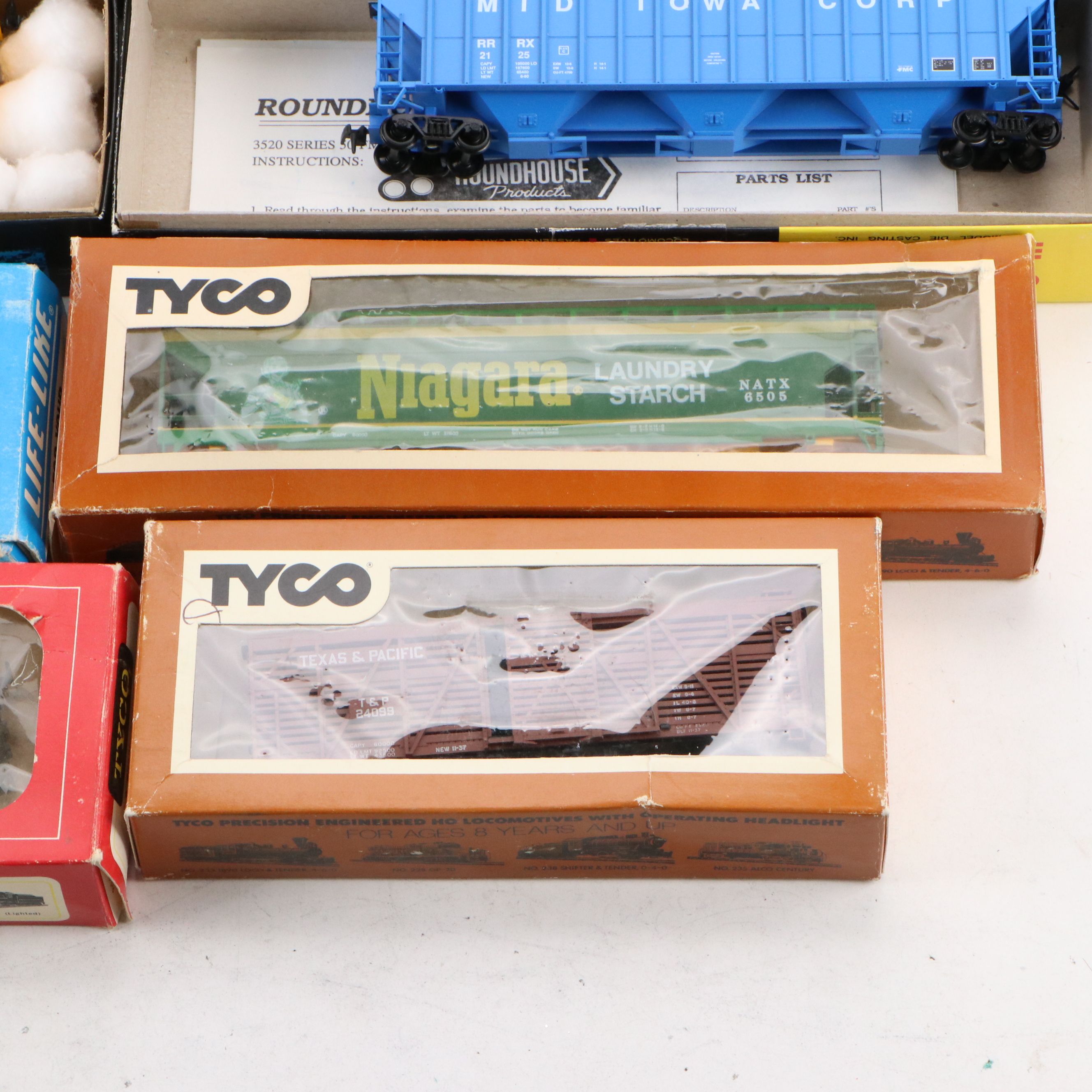 Spectrum  HO Scale Southern Pacific Steam Locomotive with Other Model Trains