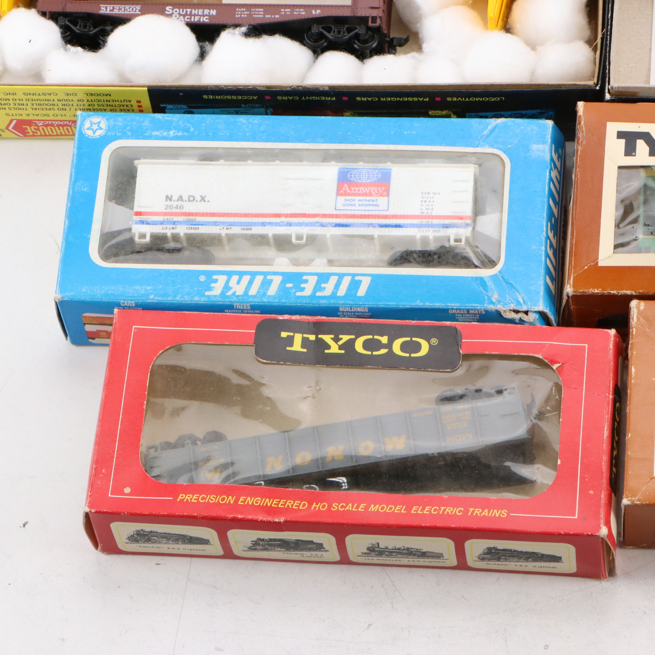 Spectrum  HO Scale Southern Pacific Steam Locomotive with Other Model Trains