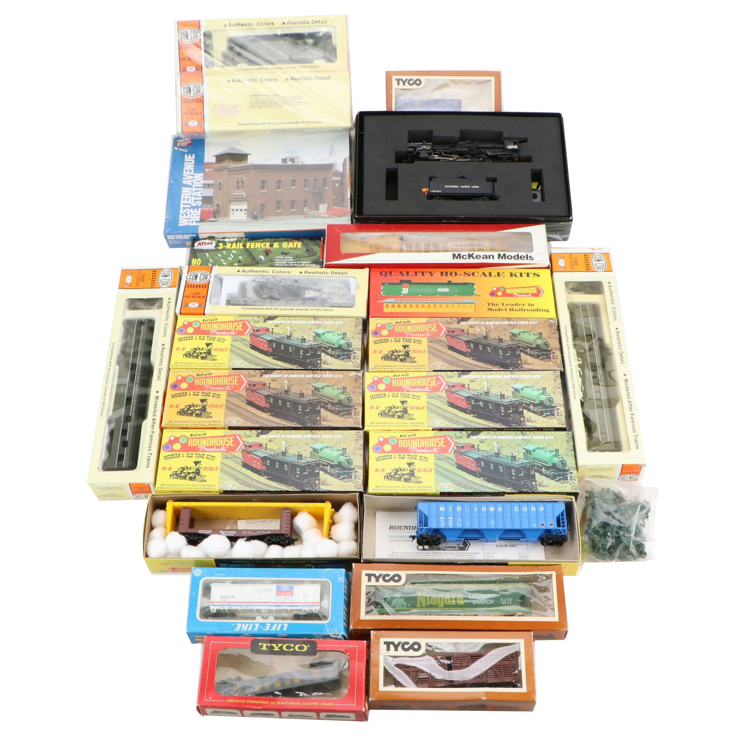 Spectrum  HO Scale Southern Pacific Steam Locomotive with Other Model Trains