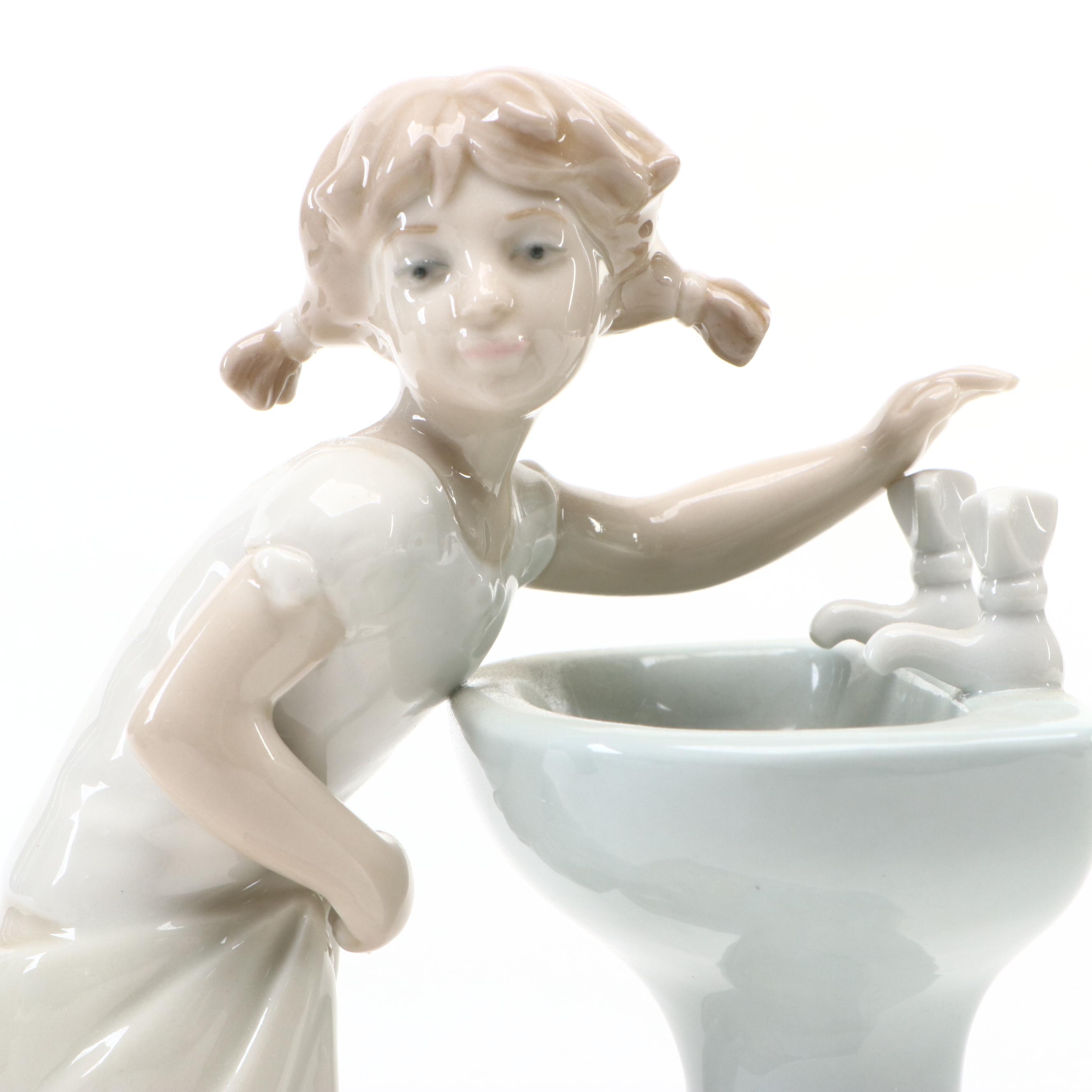 Lladró "Clean Up Time" Porcelain Figurine Designed by Julio Fernández
