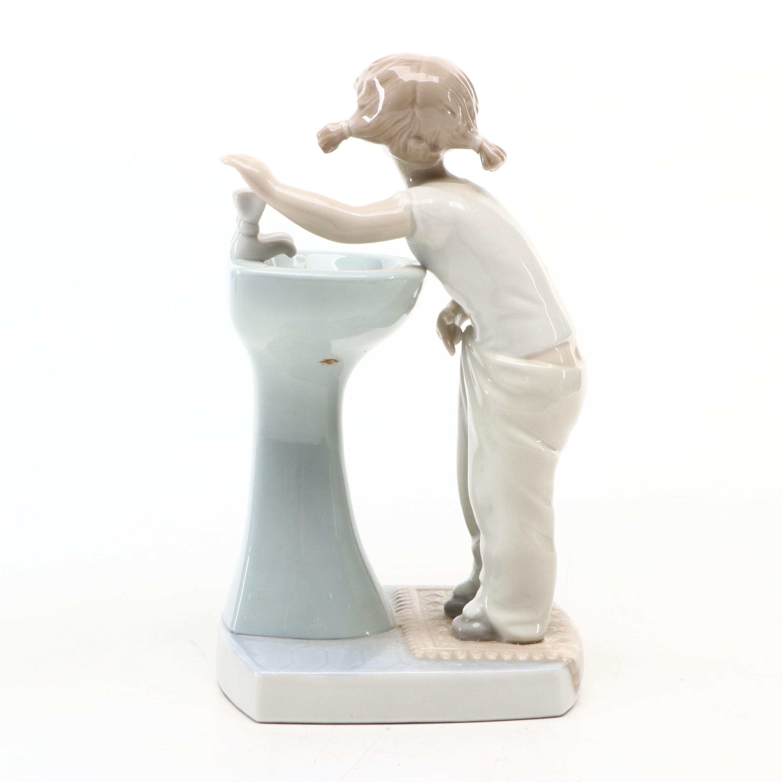Lladró "Clean Up Time" Porcelain Figurine Designed by Julio Fernández
