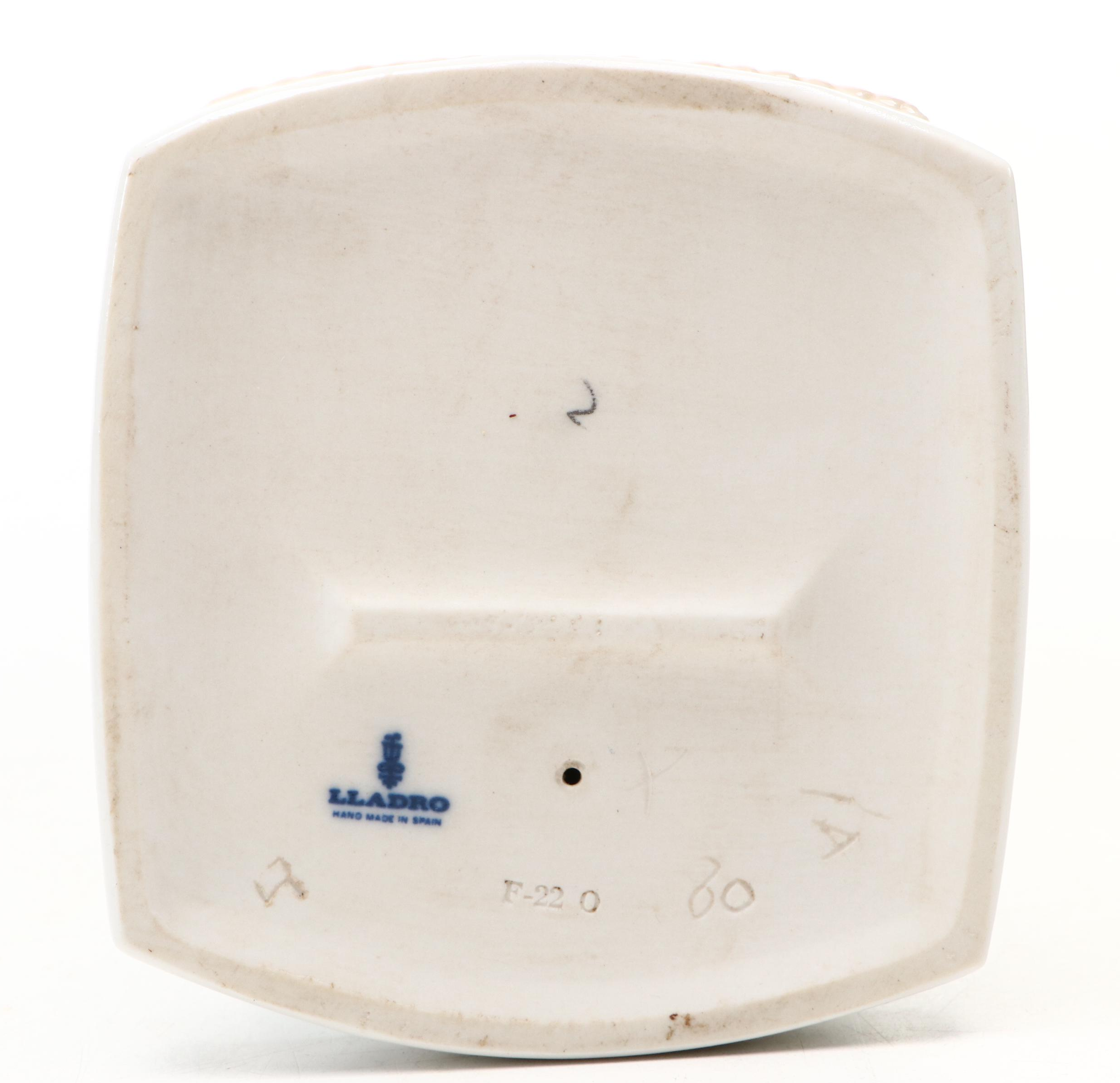 Lladró "Clean Up Time" Porcelain Figurine Designed by Julio Fernández