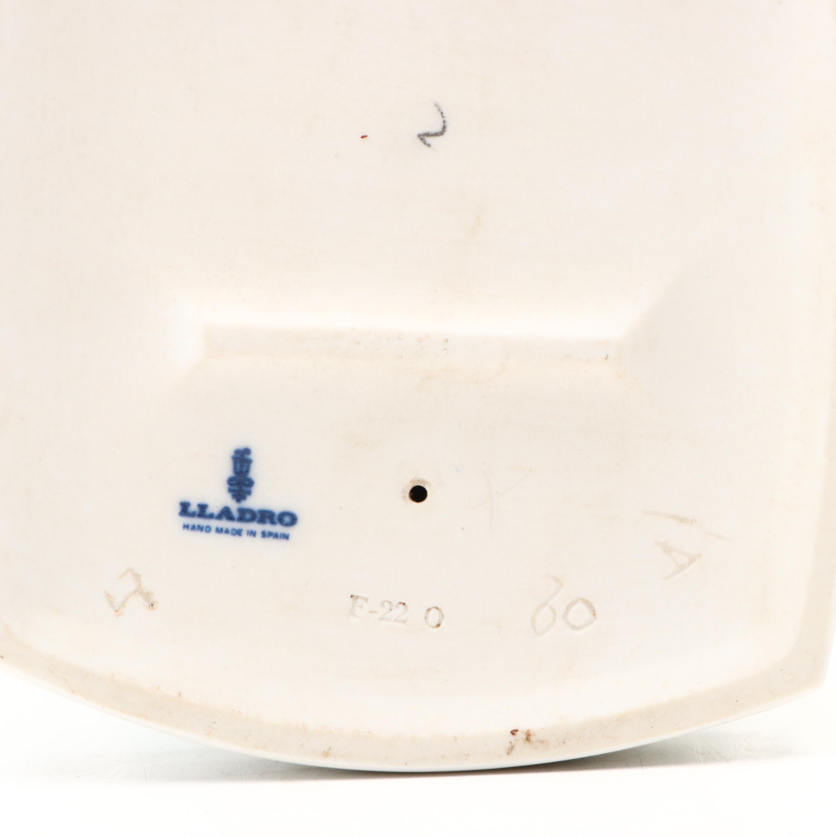 Lladró "Clean Up Time" Porcelain Figurine Designed by Julio Fernández