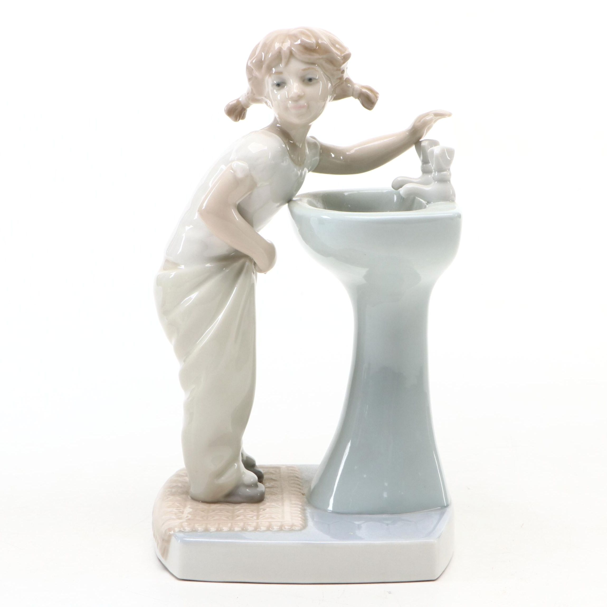 Lladró "Clean Up Time" Porcelain Figurine Designed by Julio Fernández