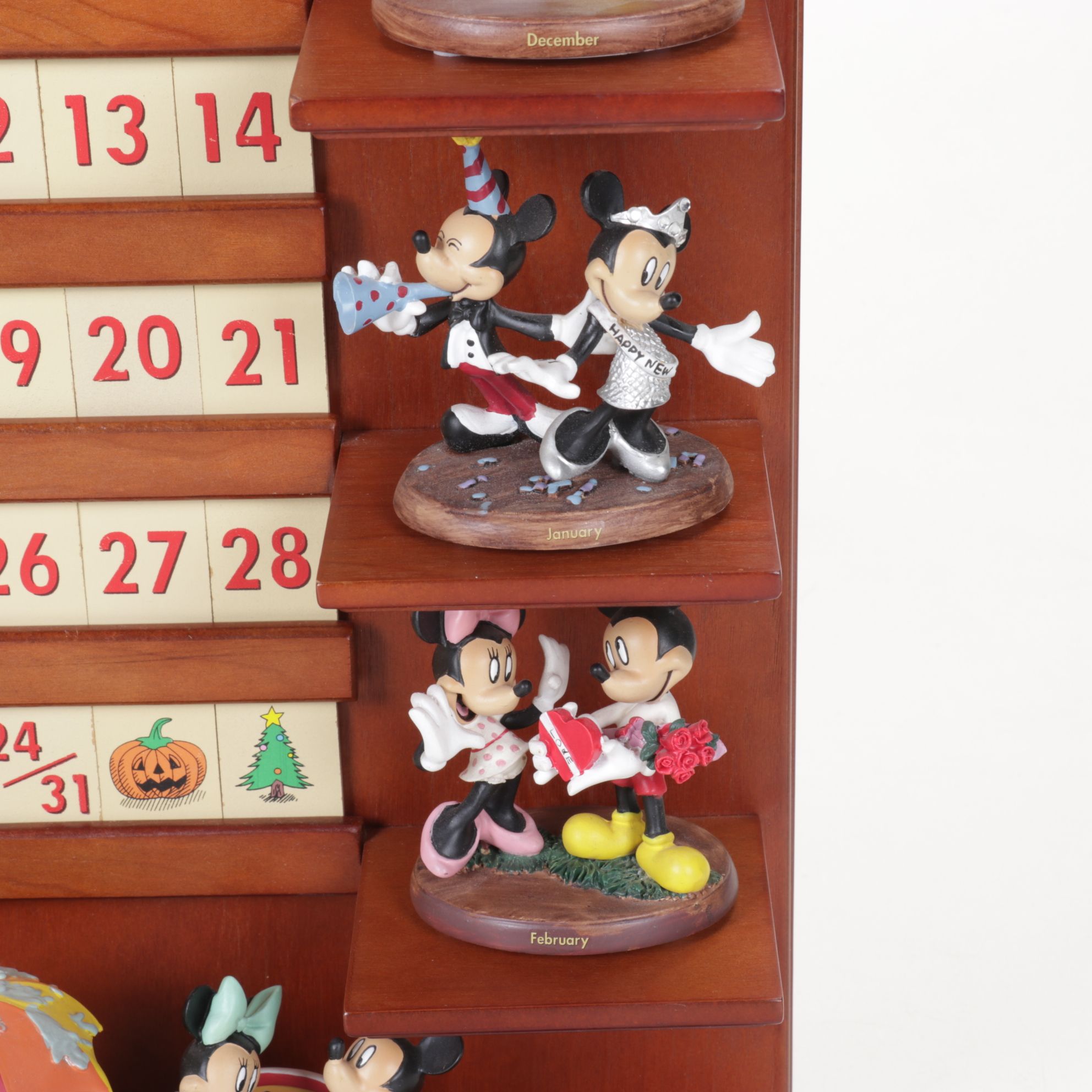 Mickey & Minnie Mouse Perpetual Calendar with Figurines