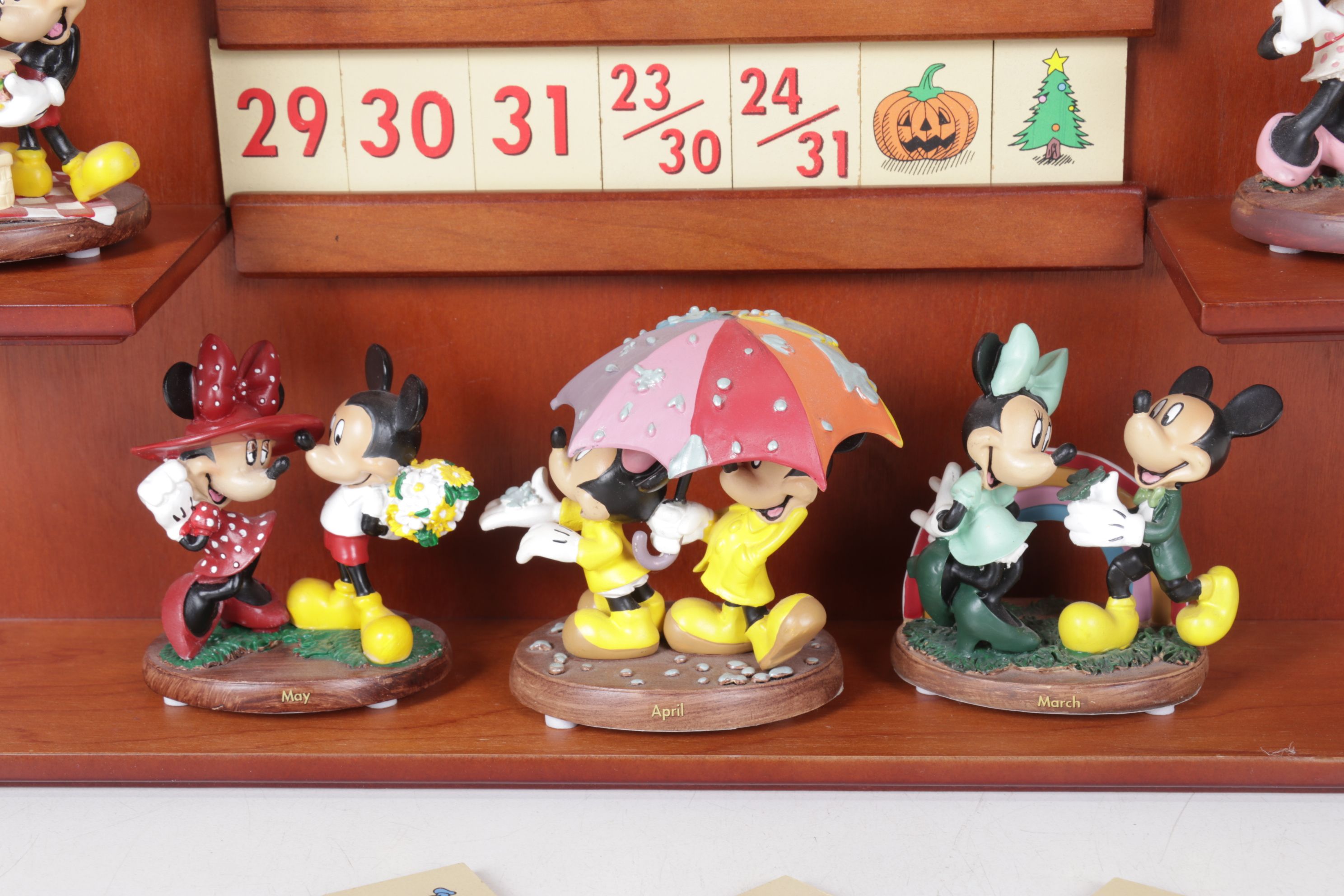 Mickey & Minnie Mouse Perpetual Calendar with Figurines