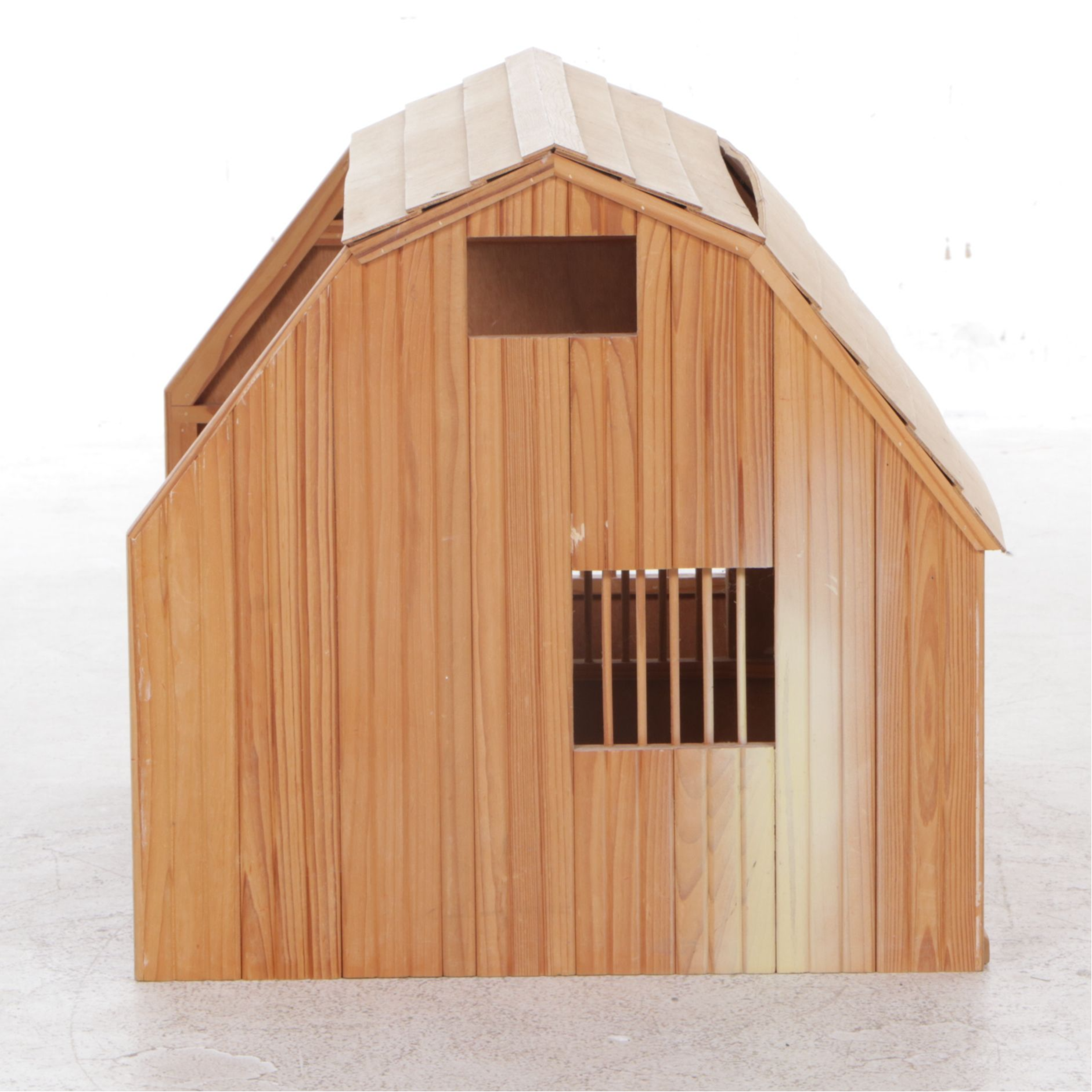 Breyer Traditional Deluxe Wooden Horse Barn with Stablemates Horses