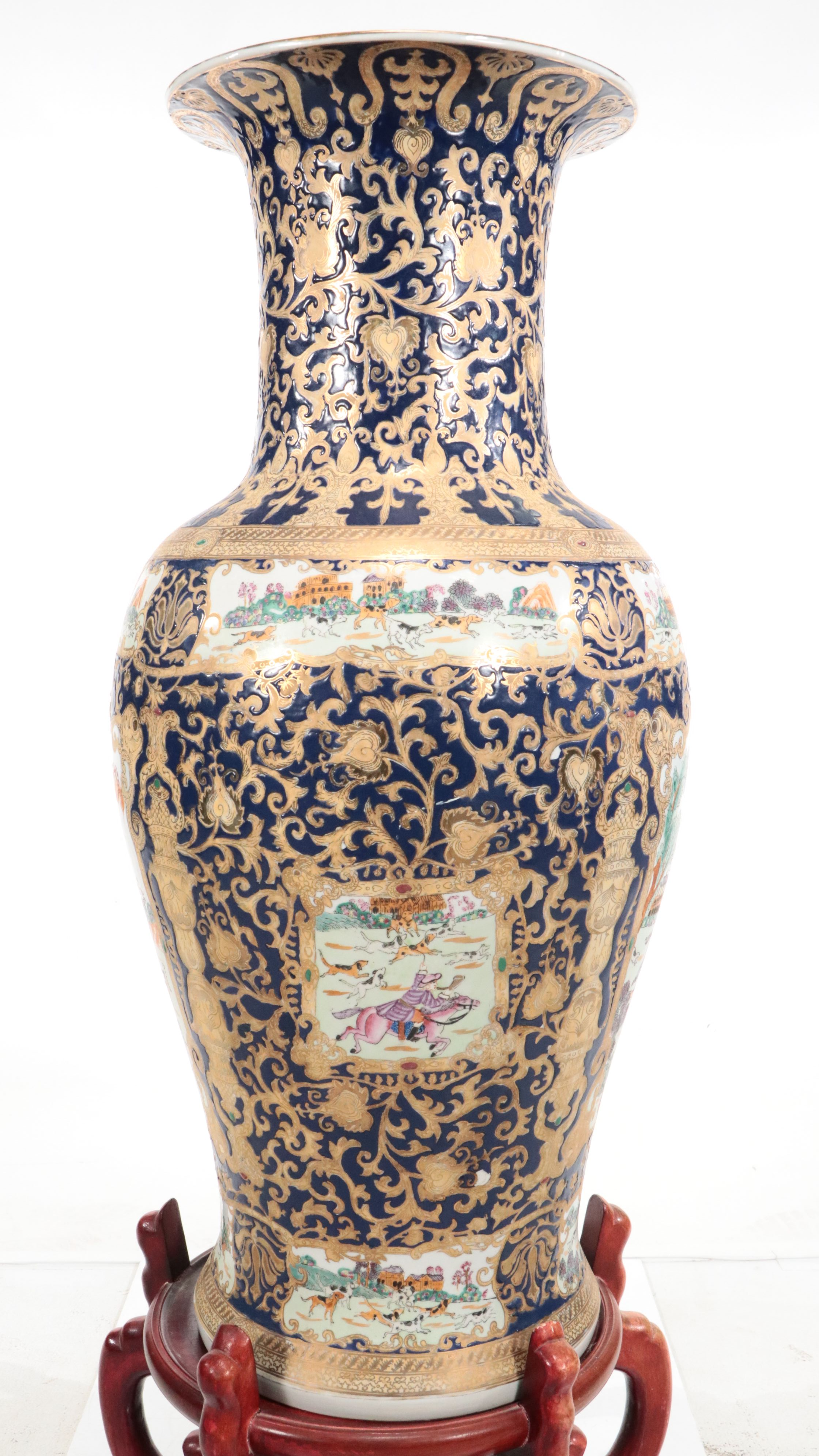 Chinese Qing Dynasty Hand-Painted Hunting Scene Porcelain Floor Vase