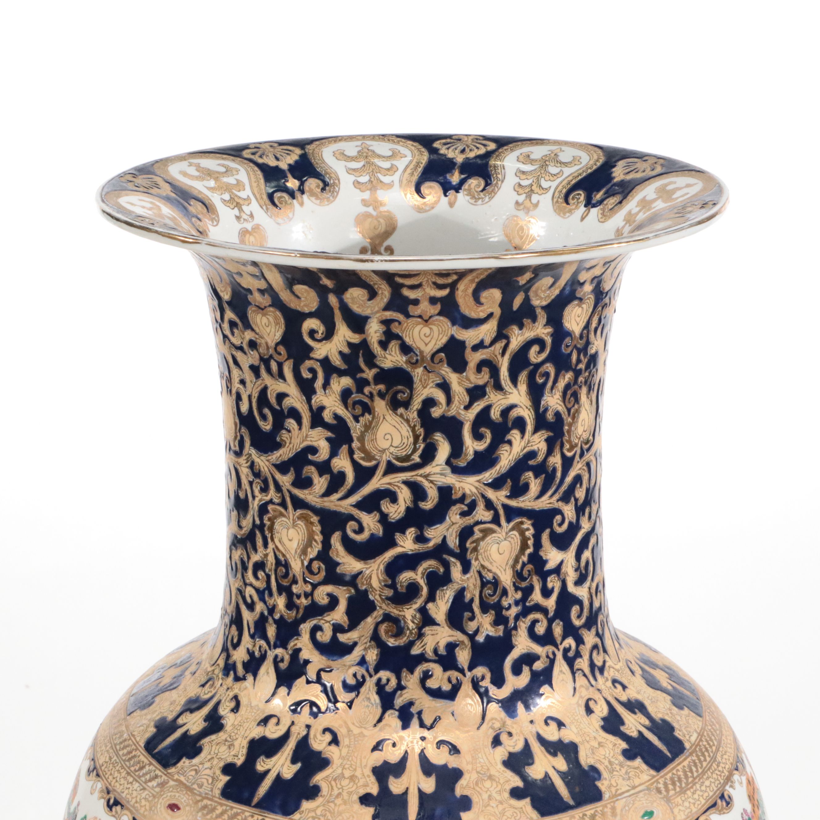 Chinese Qing Dynasty Hand-Painted Hunting Scene Porcelain Floor Vase