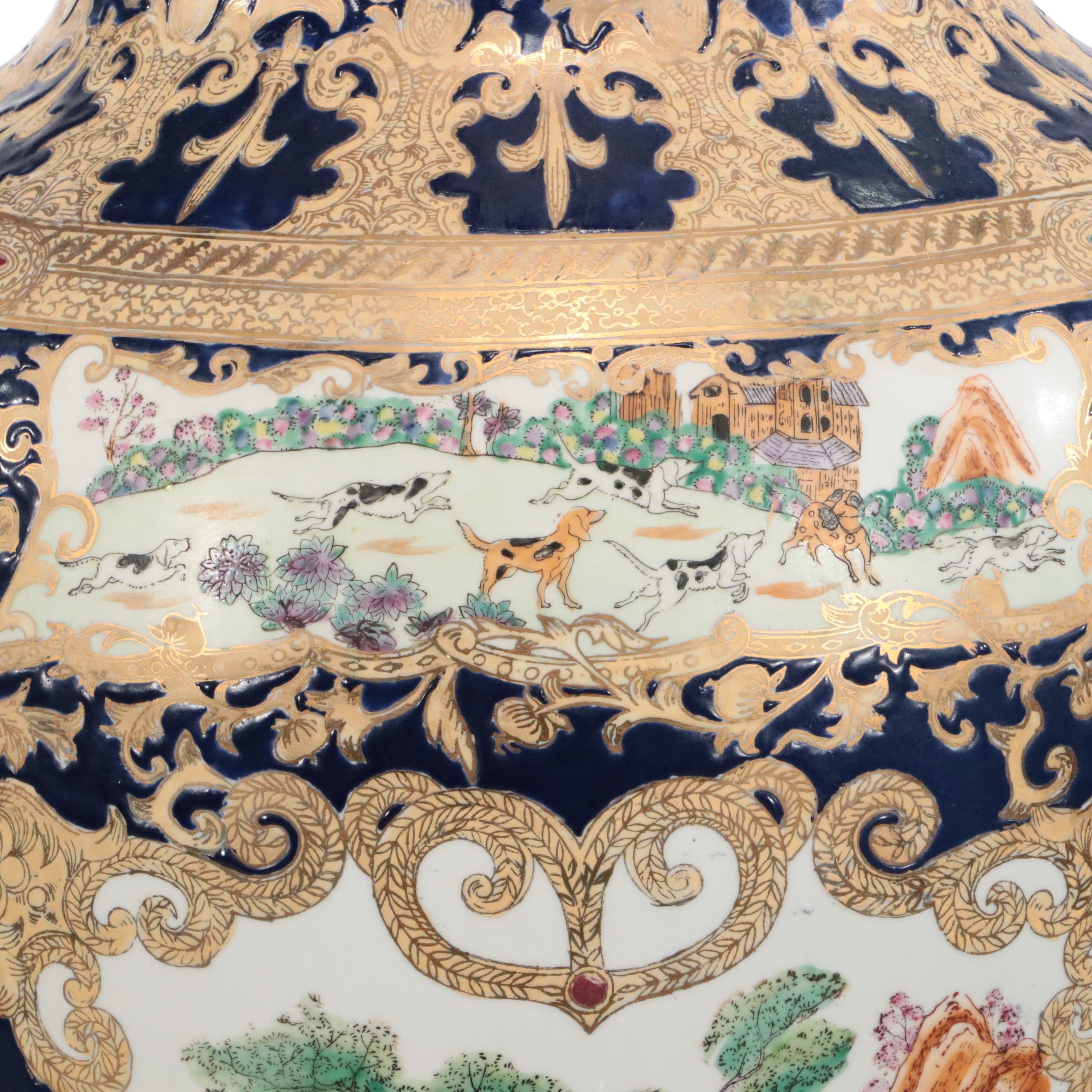Chinese Qing Dynasty Hand-Painted Hunting Scene Porcelain Floor Vase