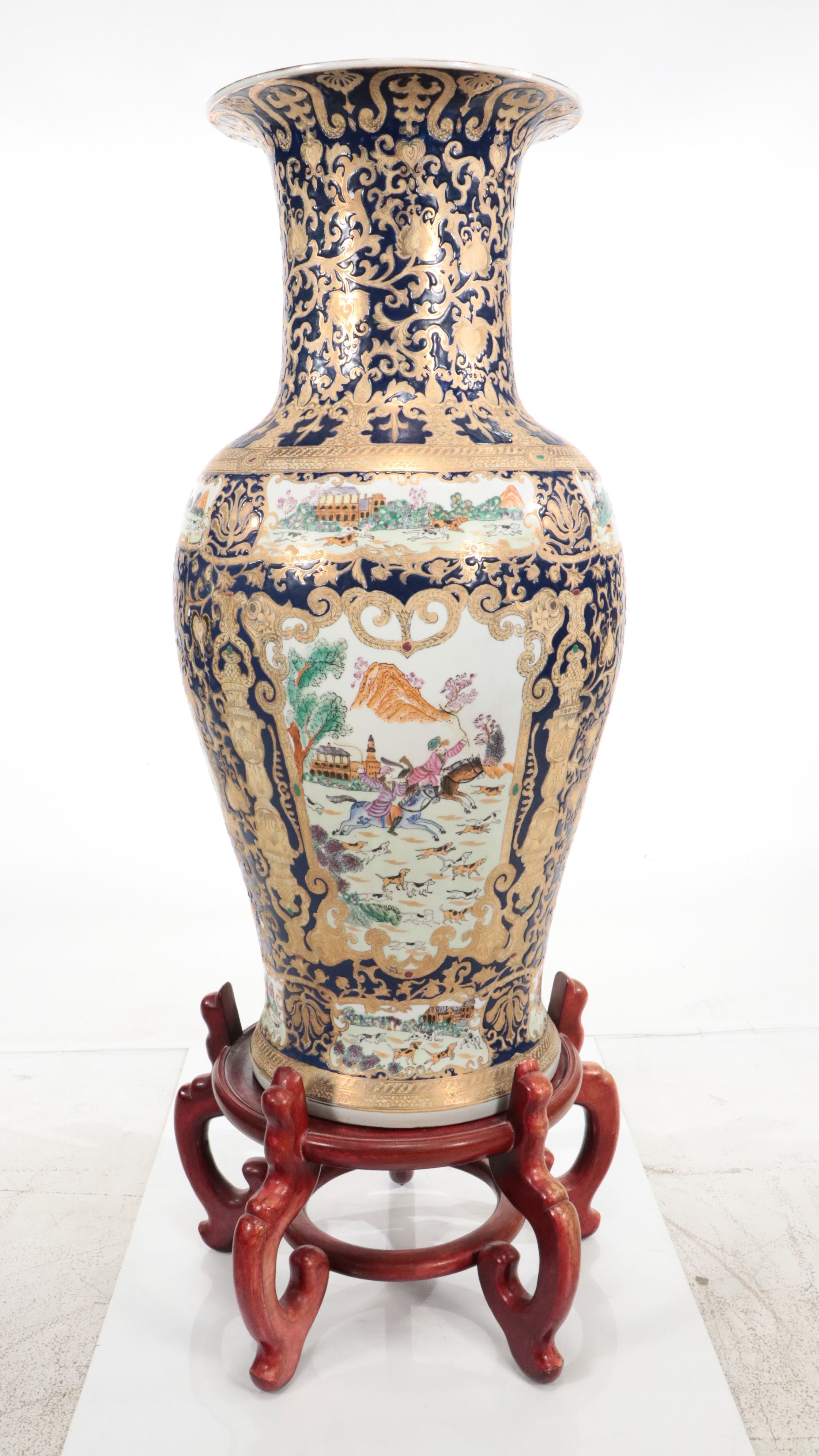 Chinese Qing Dynasty Hand-Painted Hunting Scene Porcelain Floor Vase