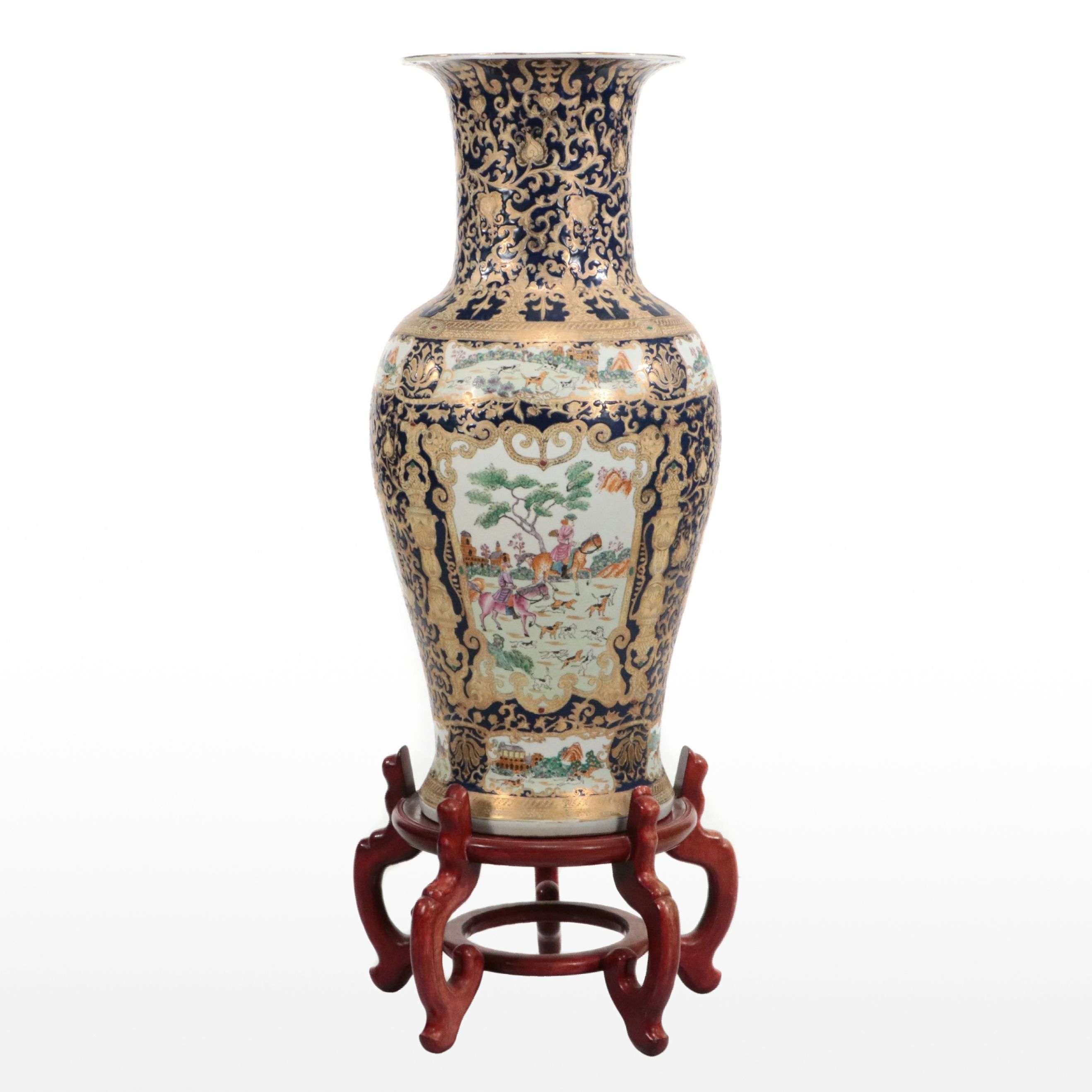 Chinese Qing Dynasty Hand-Painted Hunting Scene Porcelain Floor Vase