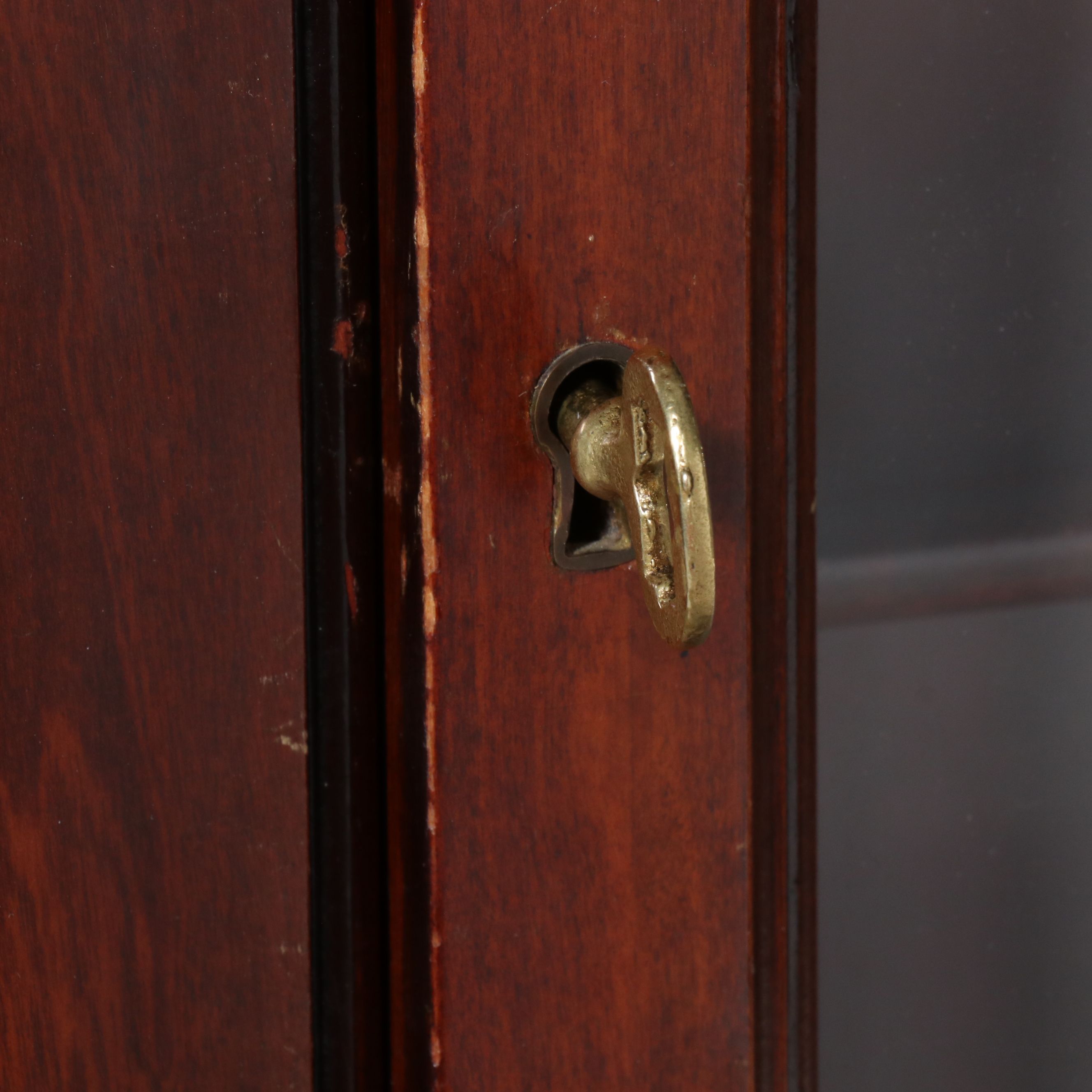 Georgian Style Mahogany Bow Front China Cabinet, Early to Mid-20th Century