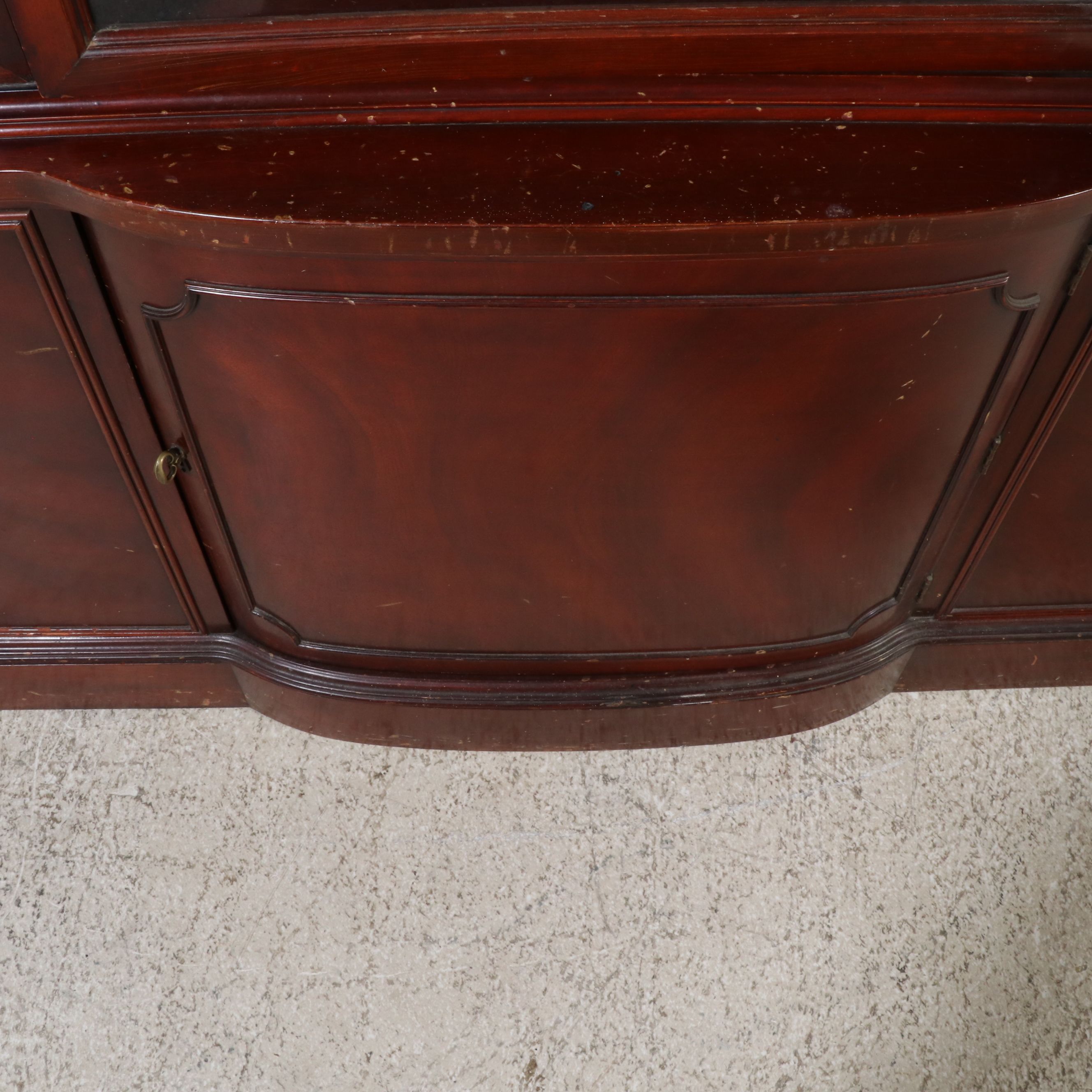 Georgian Style Mahogany Bow Front China Cabinet, Early to Mid-20th Century