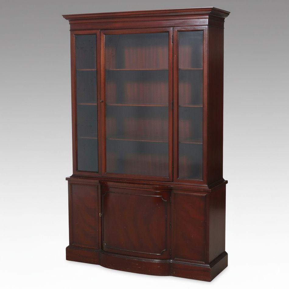 Georgian Style Mahogany Bow Front China Cabinet, Early to Mid-20th Century