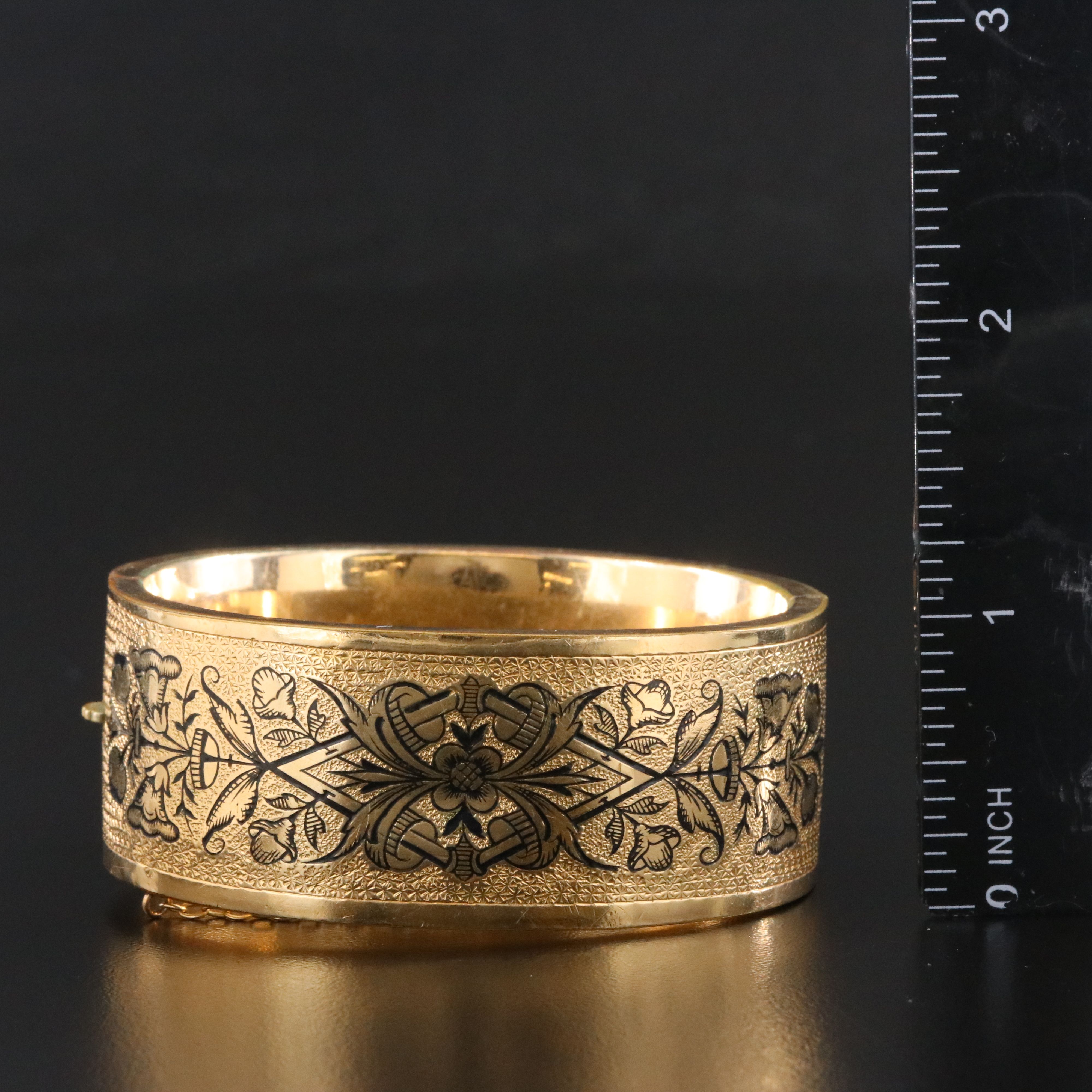 Victorian Taille d'Epargné Bangle