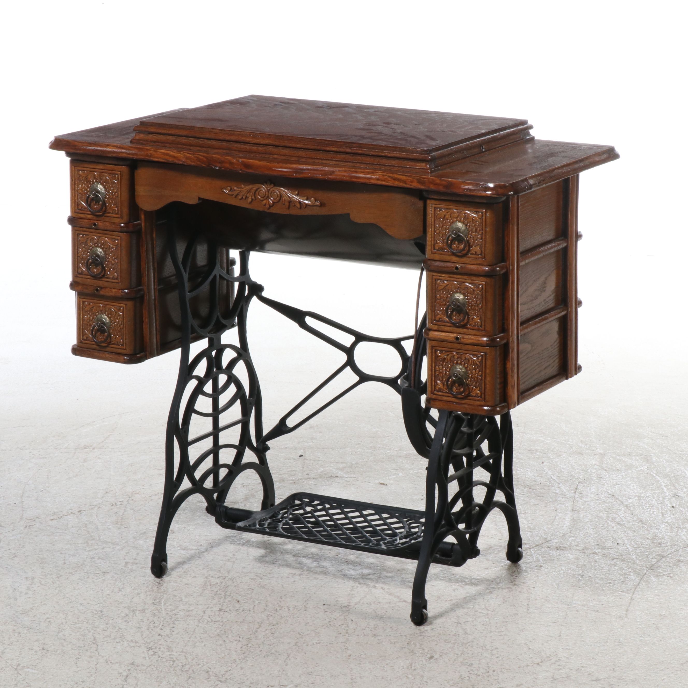 DRT Minnesota Model B Oak Cabinet Treadle Sewing Machine