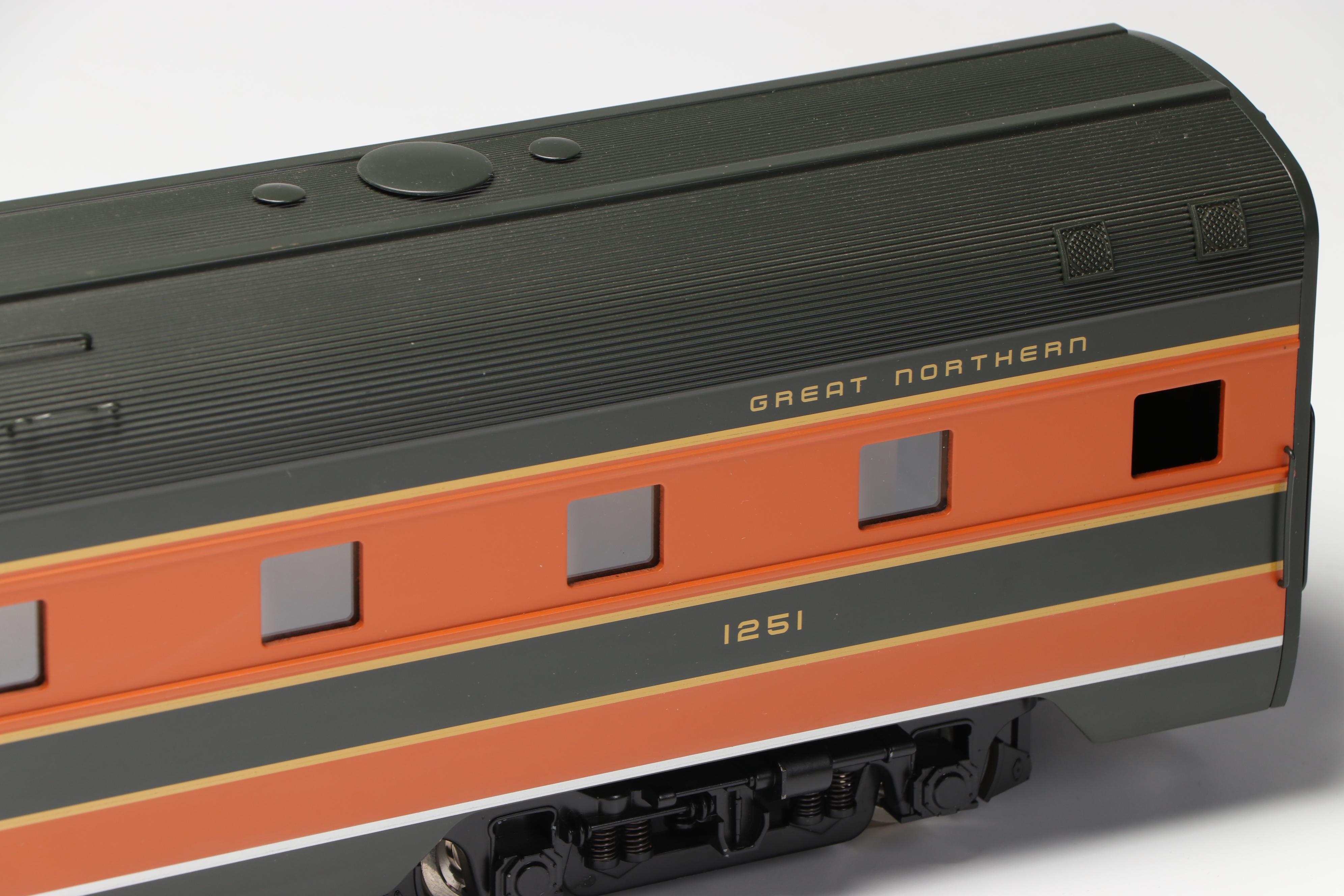 USA Trains G Scale R31066 Great Northern Vista Dome and Dining Car
