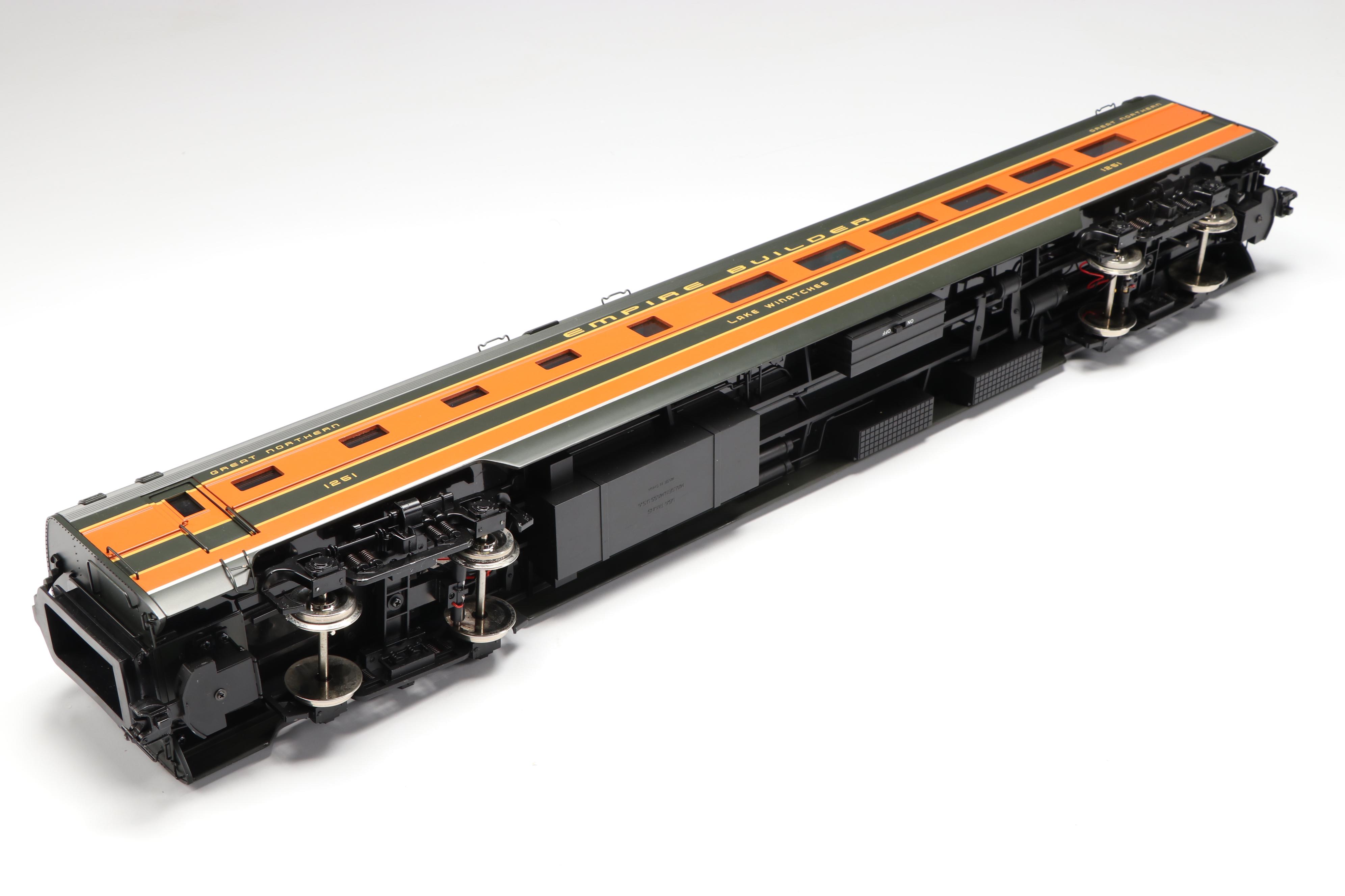 USA Trains G Scale R31066 Great Northern Vista Dome and Dining Car