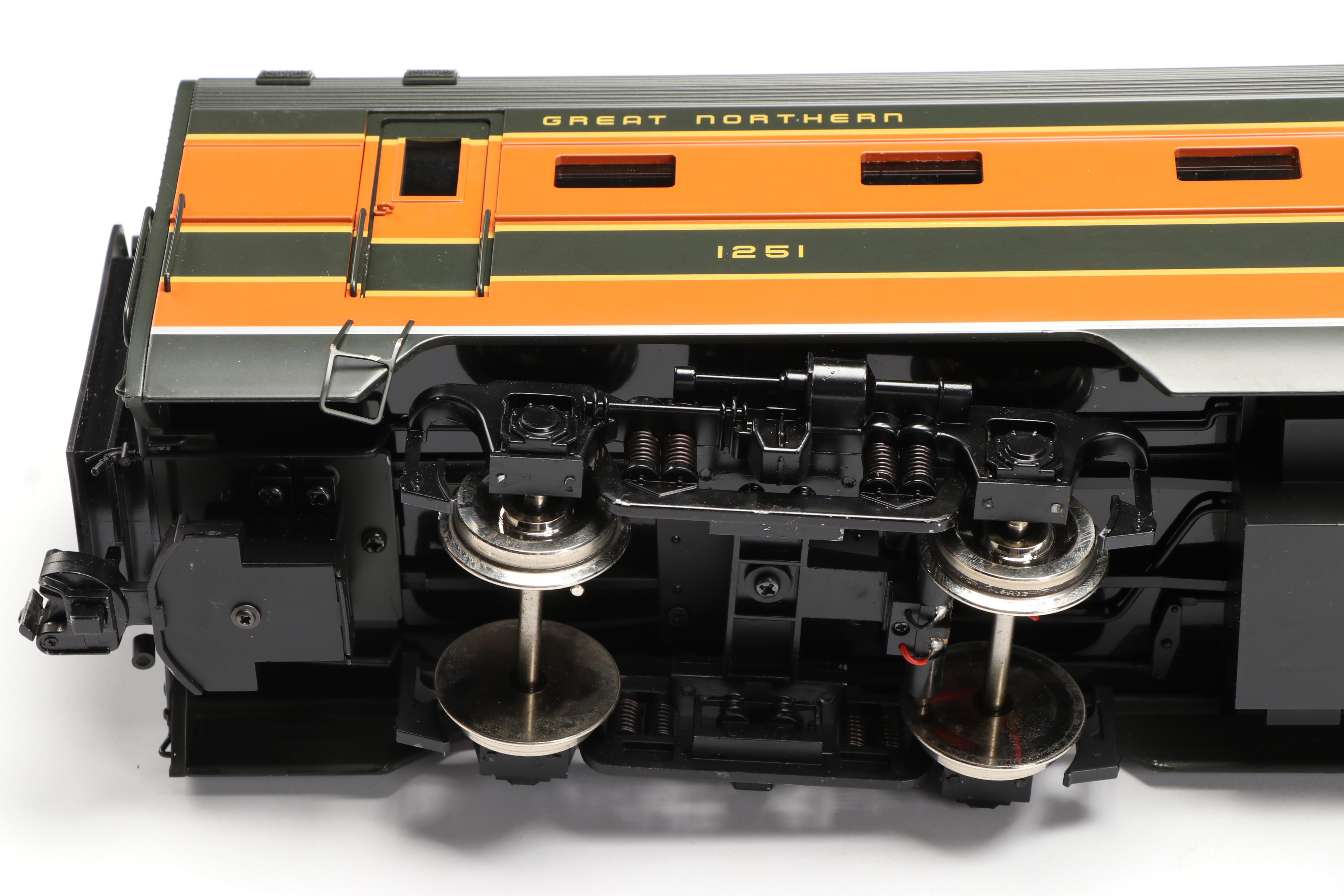 USA Trains G Scale R31066 Great Northern Vista Dome and Dining Car