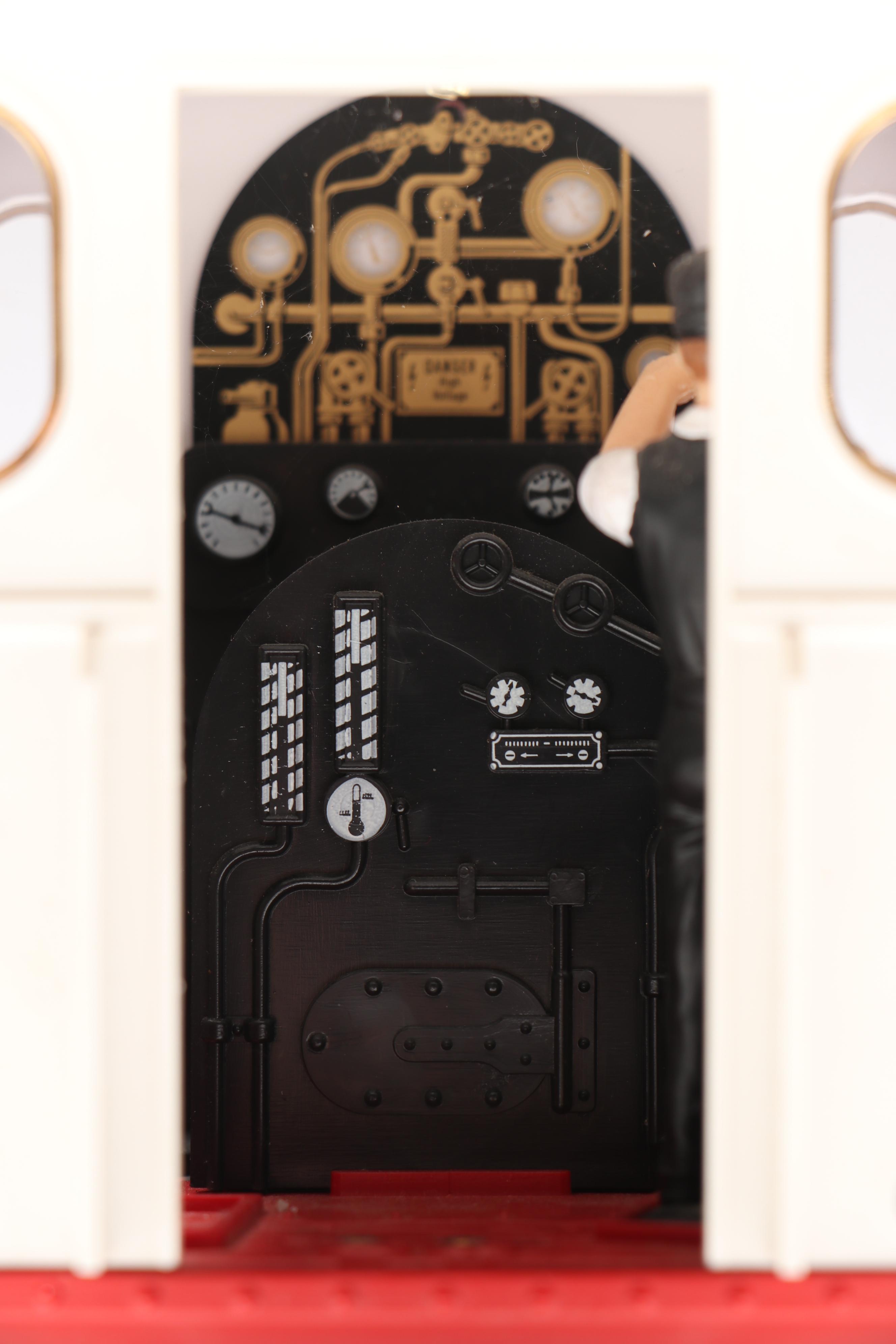 LGB G Scale 4165 Circus Boxcar with Locomotive