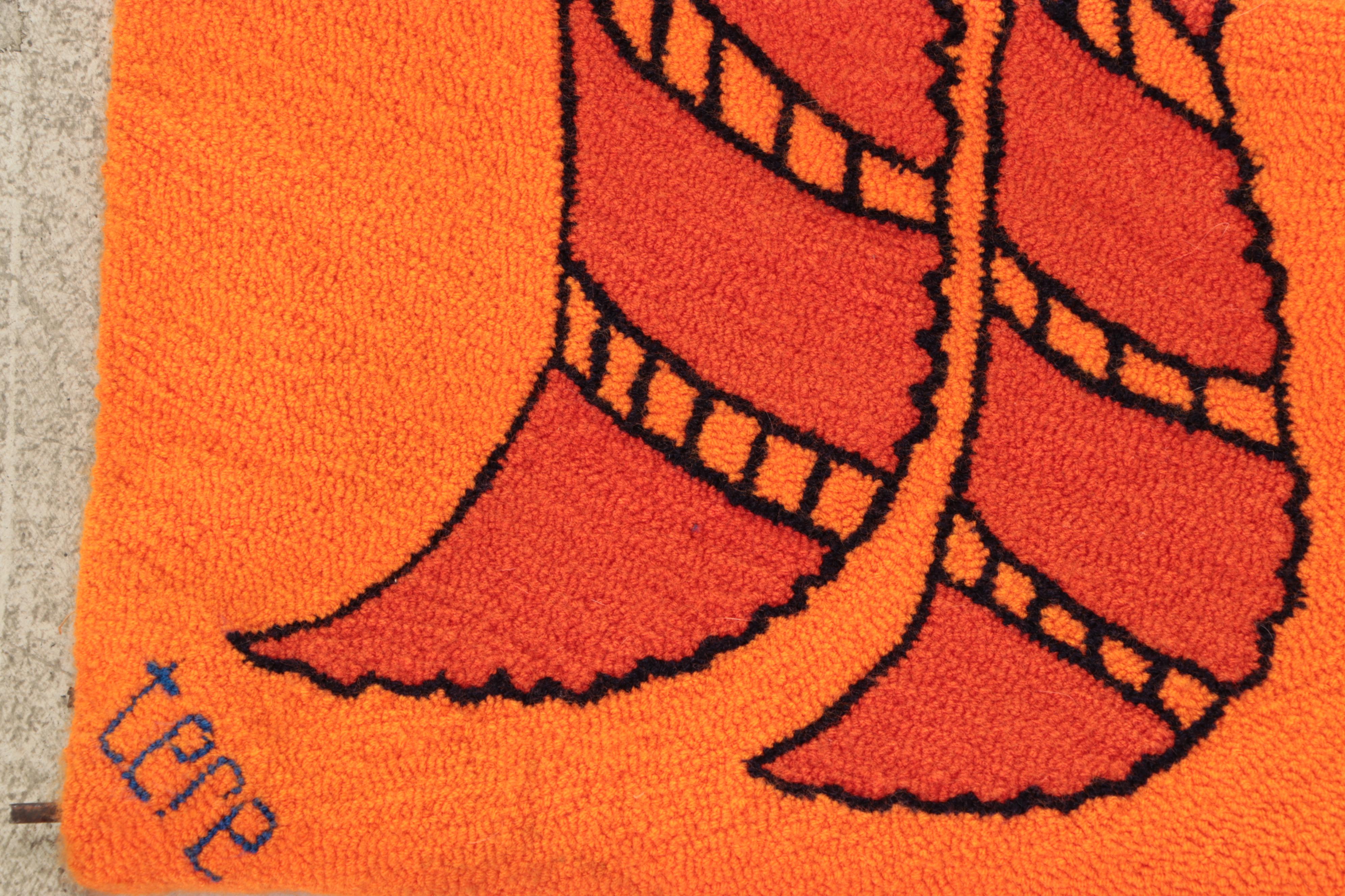 Hand-Hooked Vibrant Rooster Decorative Rug