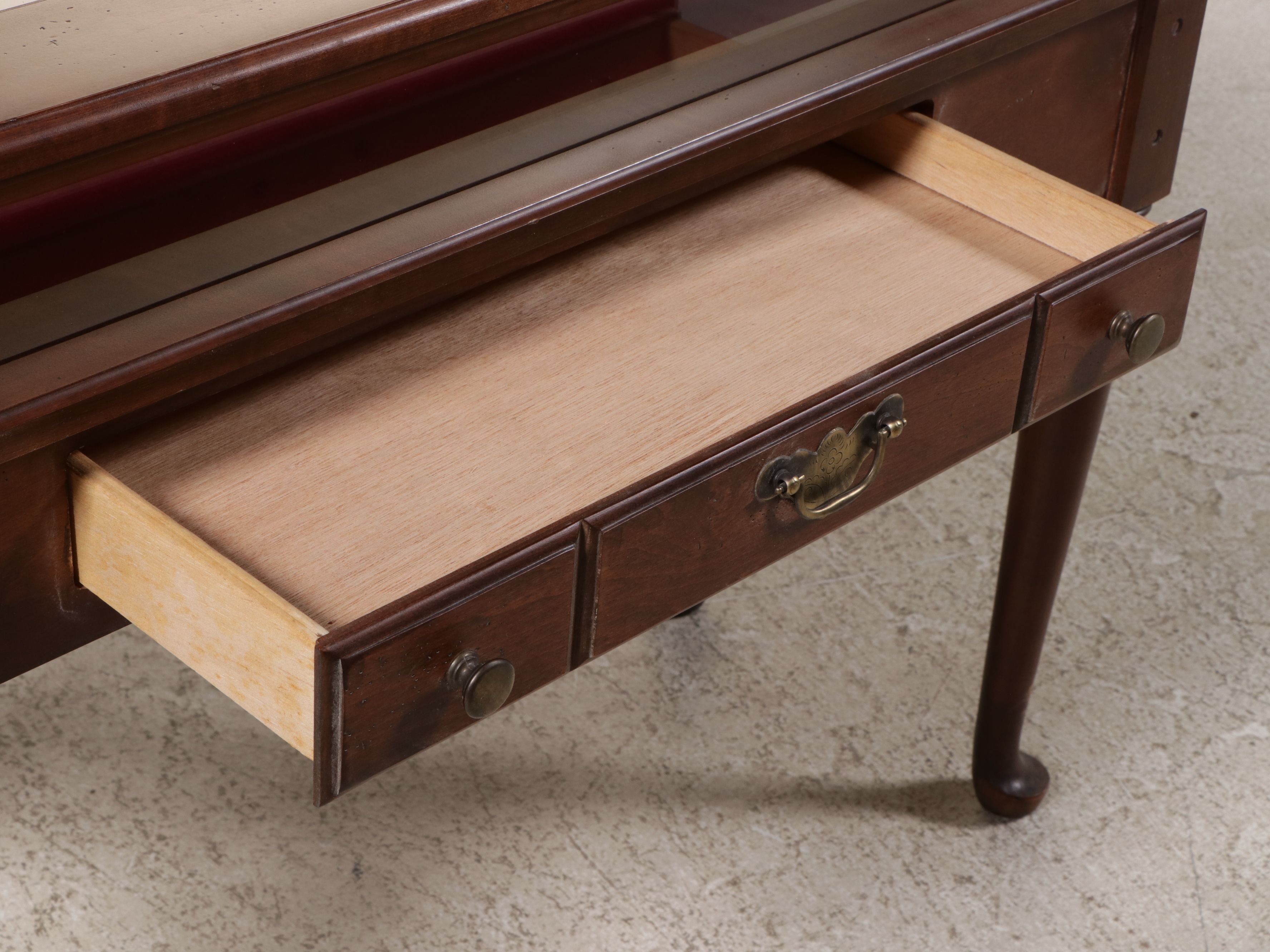 Bassett Furniture Queen Anne Style Mahogany Vitrine Table